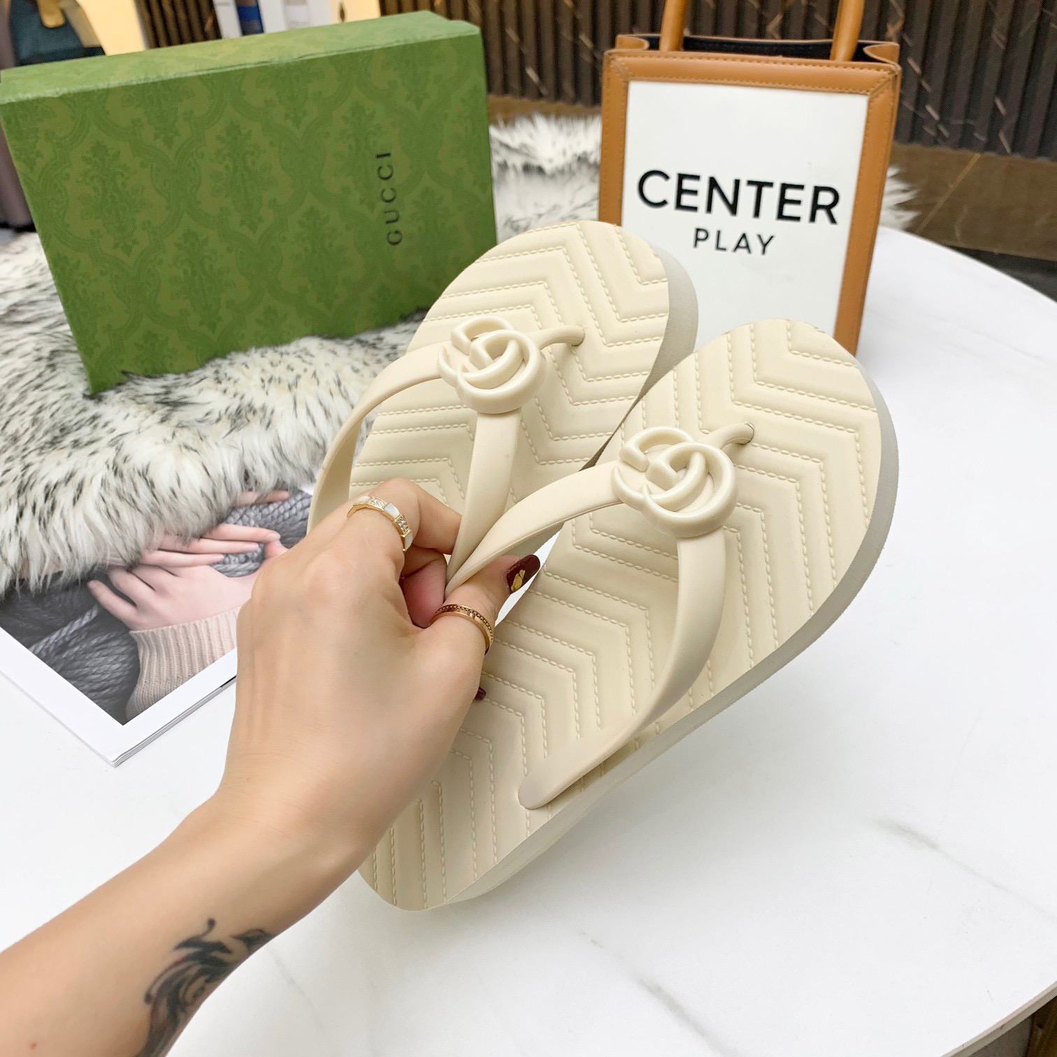 GUCCI V-shaped flip flop