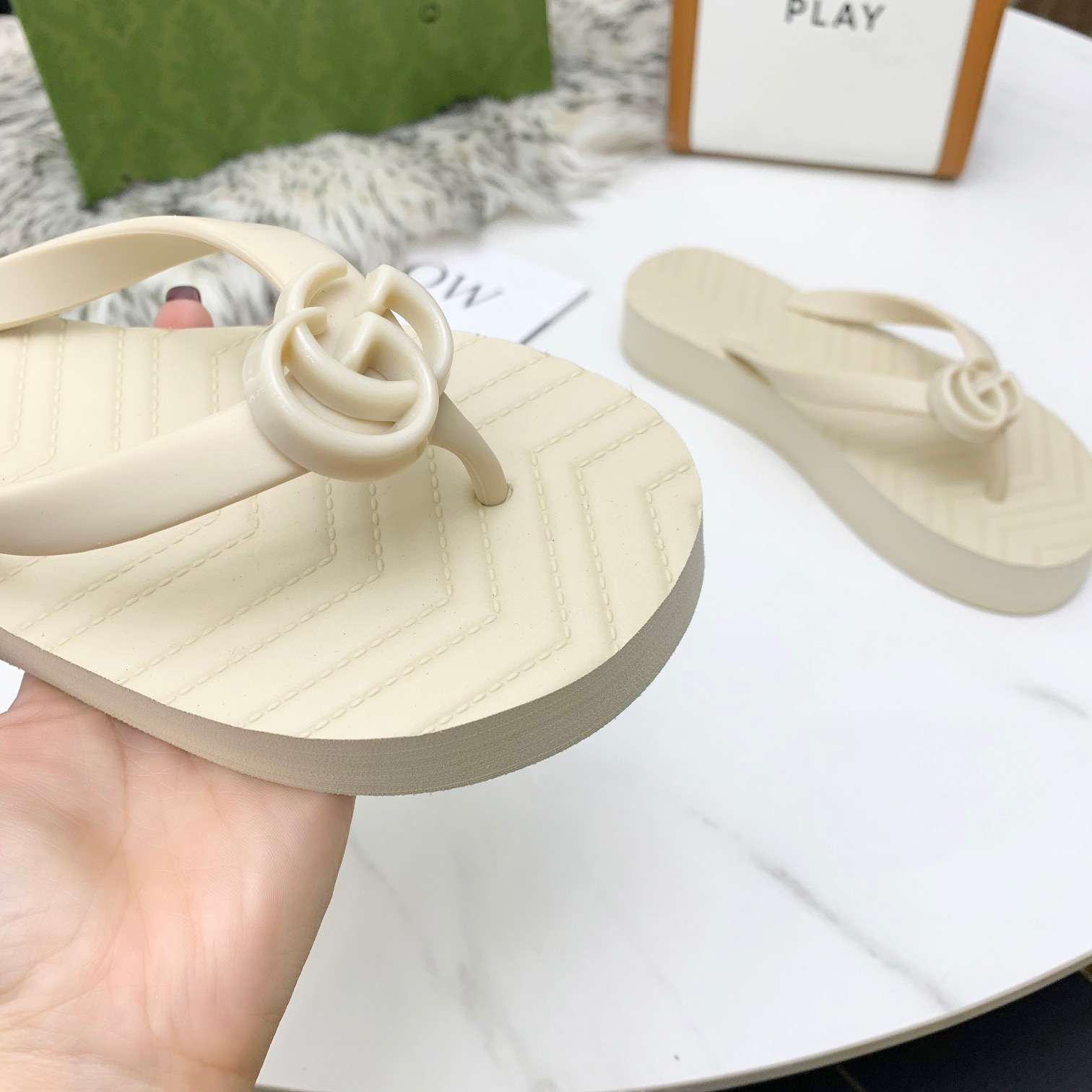 GUCCI V-shaped flip flop