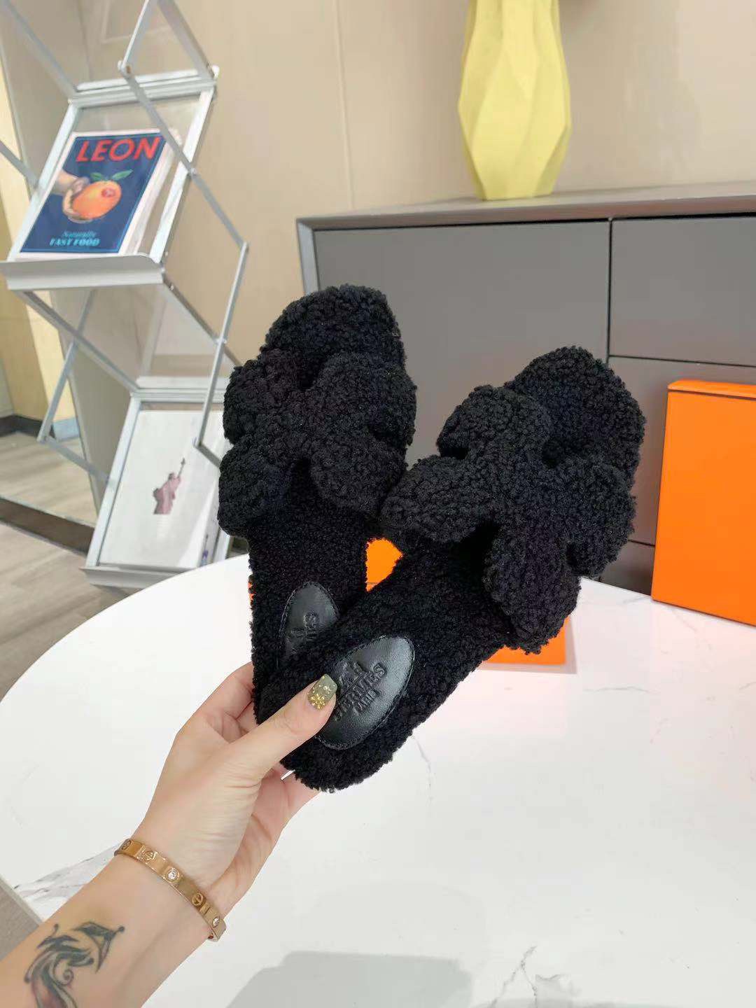 HERMES fur Oran slides