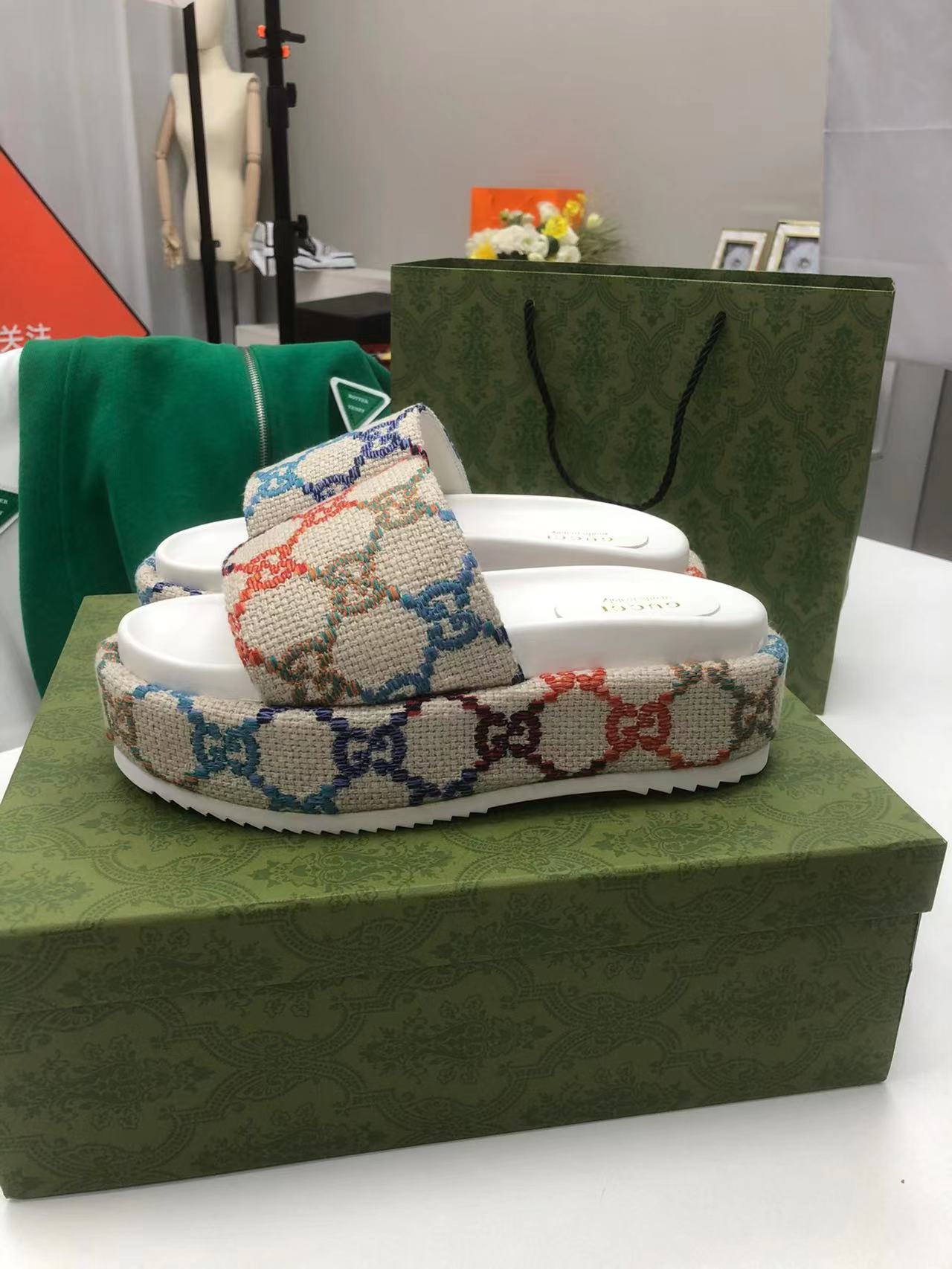 GUCCI Slides