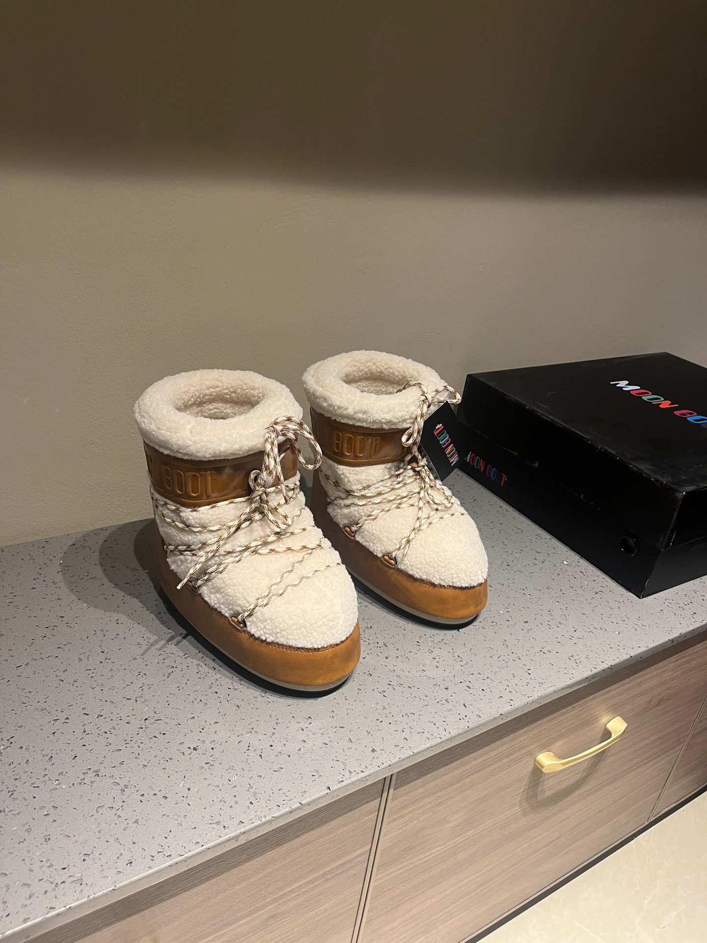 UGG MOON Boots