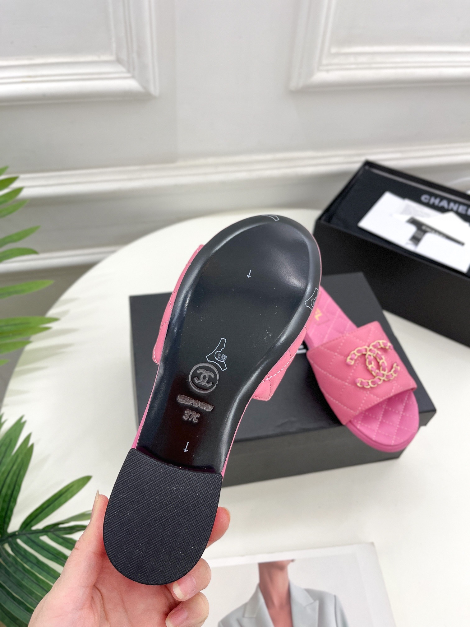 CHANEL Diamond check double C chain buckle slippers