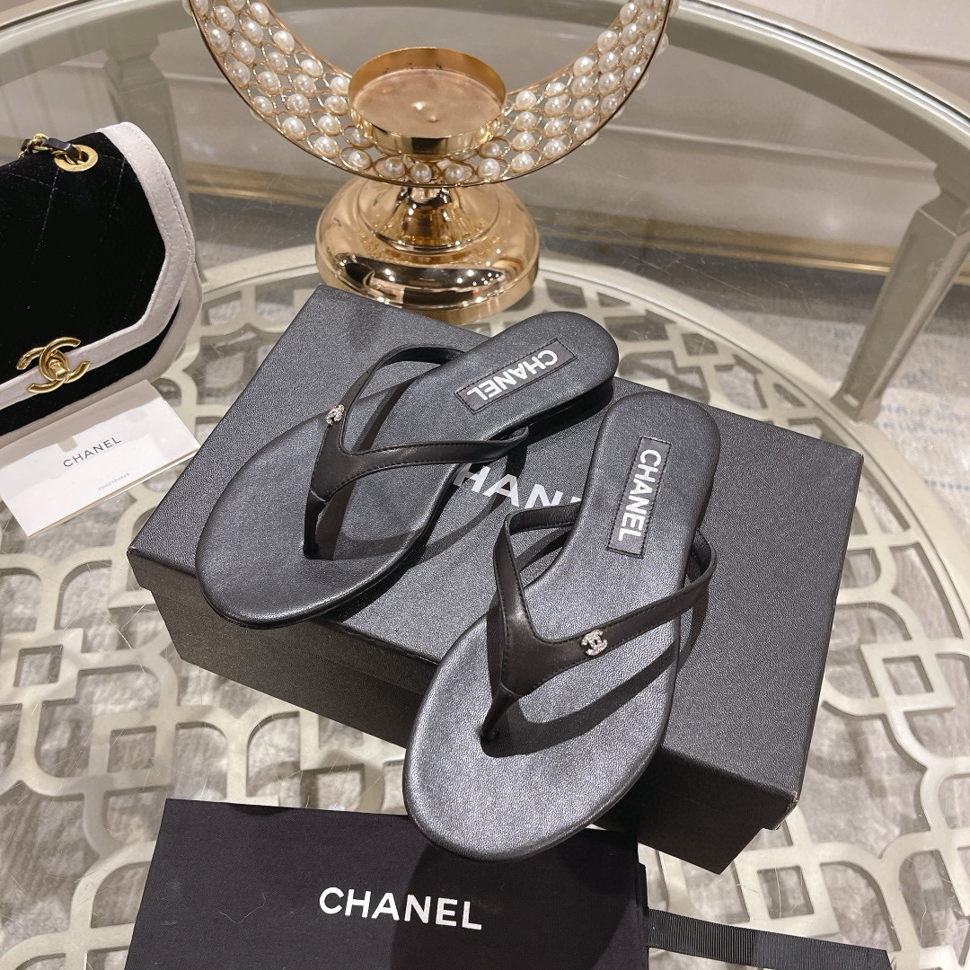 CHANEL Flip flops