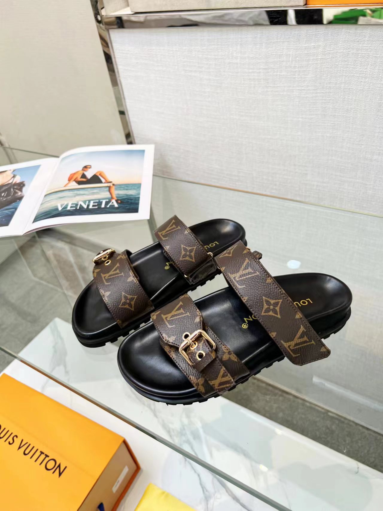 Louis Vuitton latest presbyopia logo slippers