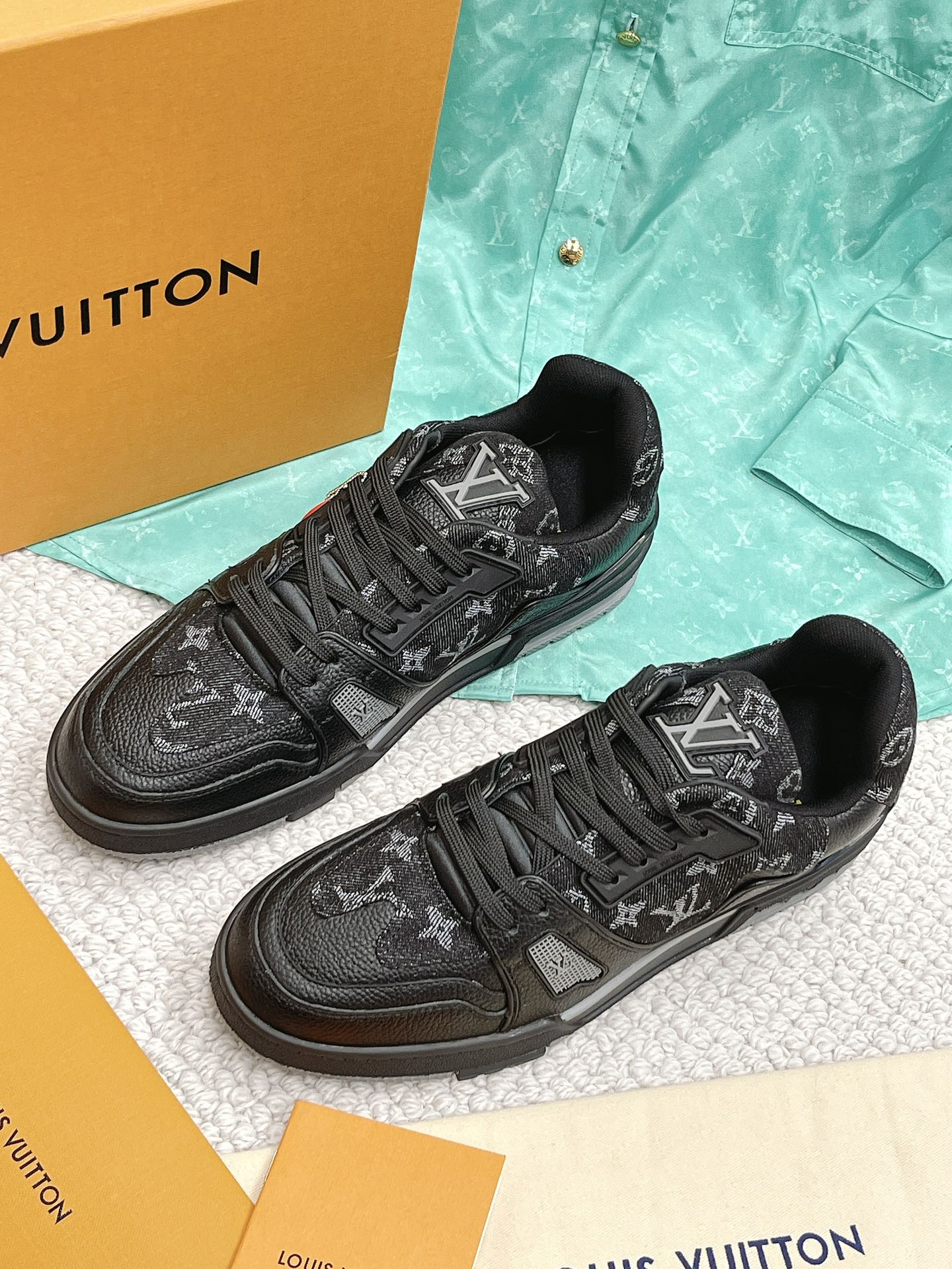 LOUIS VUITTON SNEAKERS