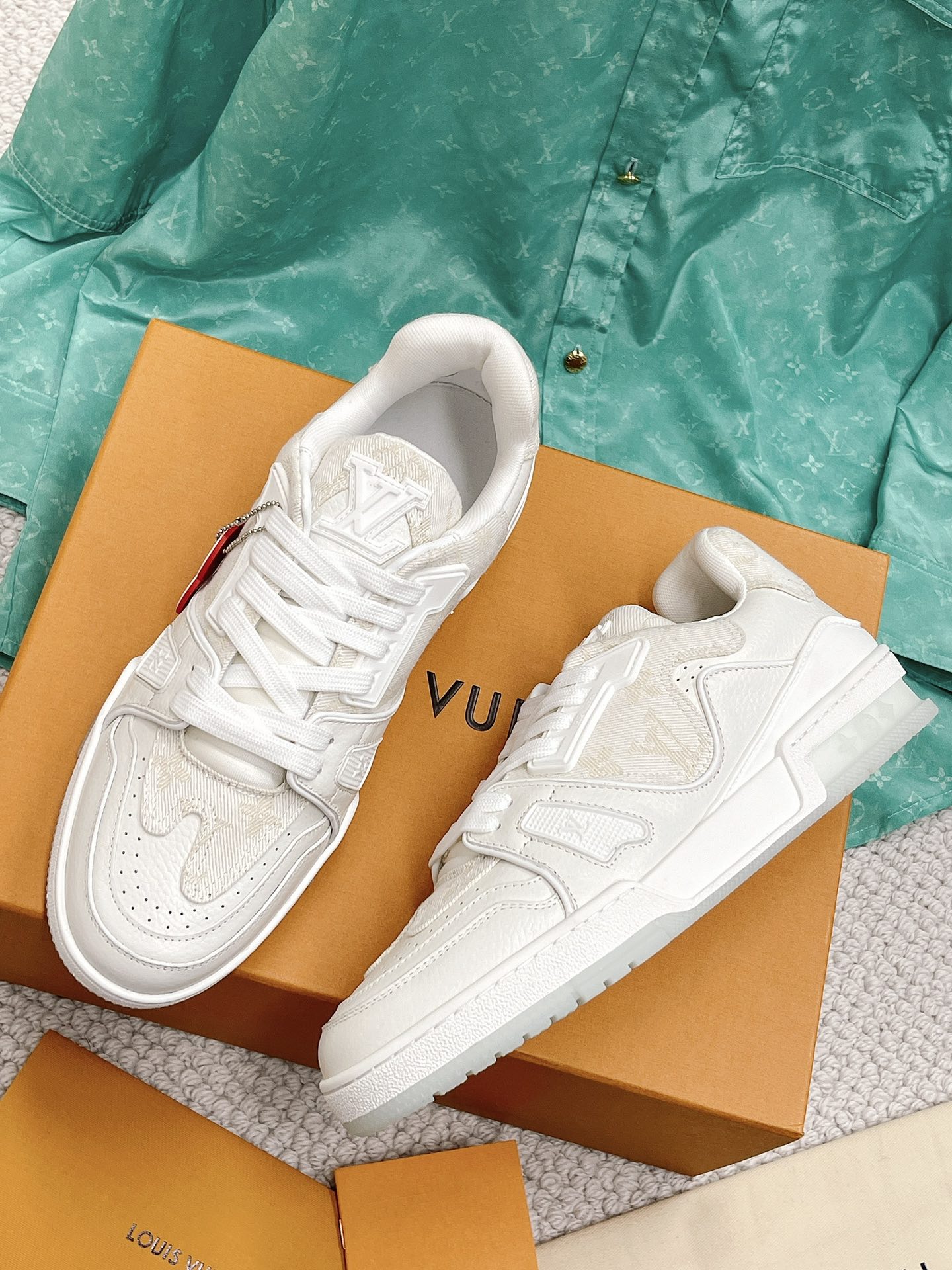LOUIS VUITTON SNEAKERS