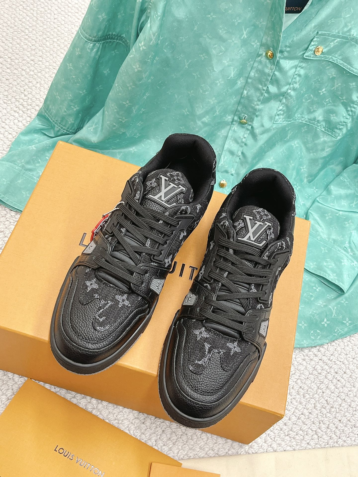 LOUIS VUITTON SNEAKERS