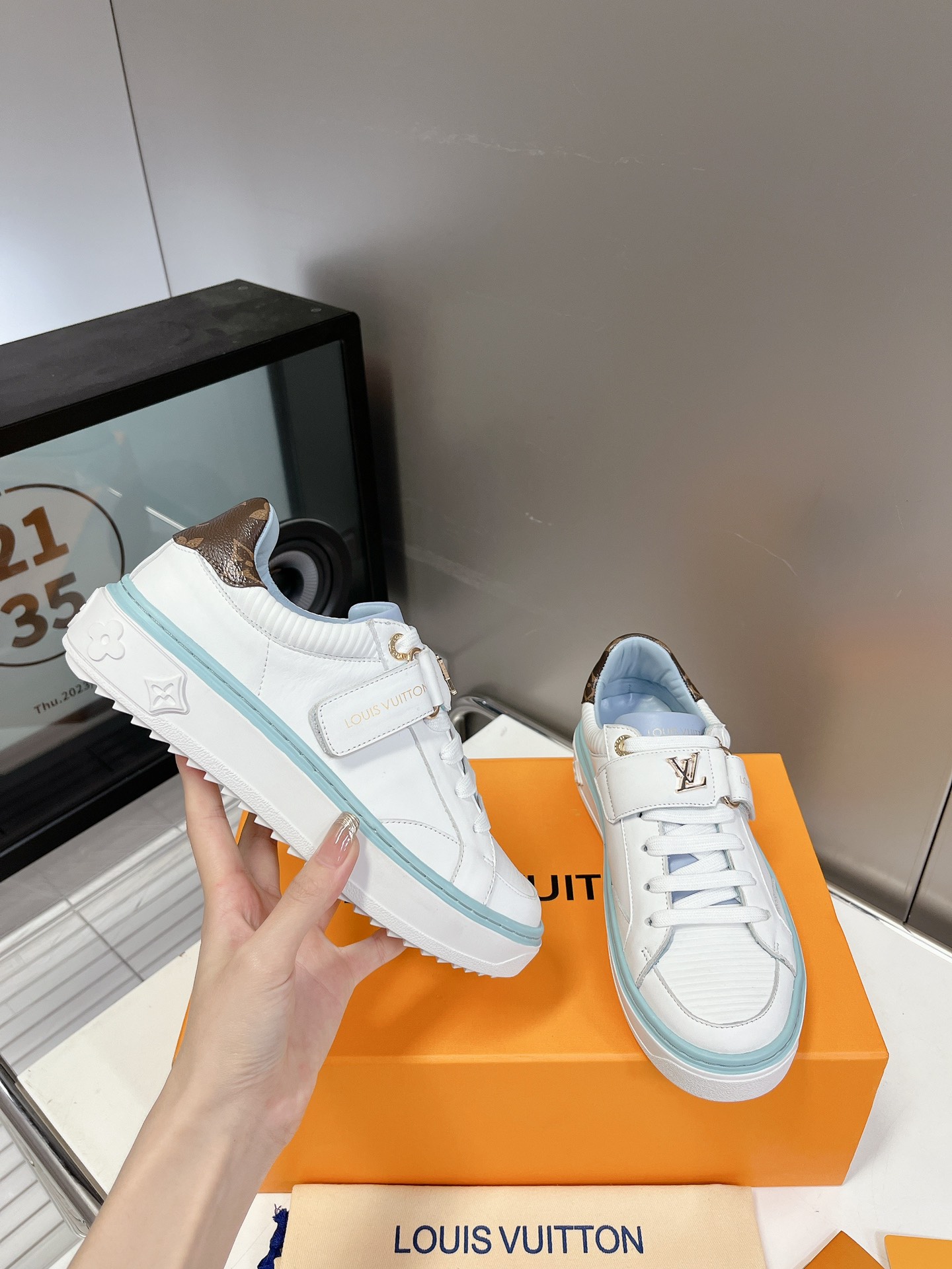 LOUIS VUITTON SNEAKERS