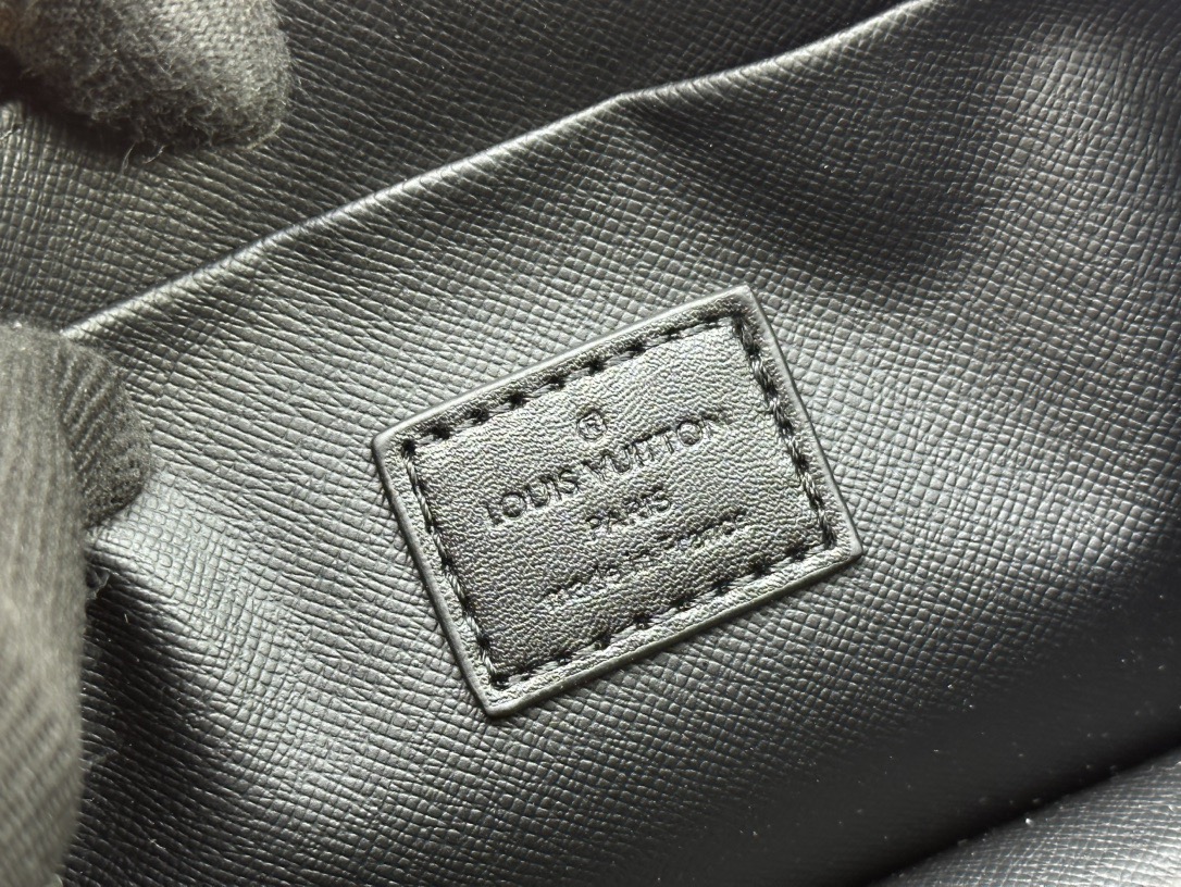 LV toiletry bag(24*13*13 cm)