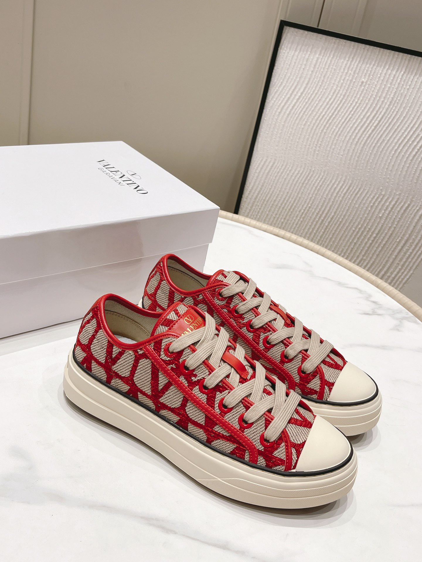 VALENTINO TOTALOOP Women's V logo low-top sneakers