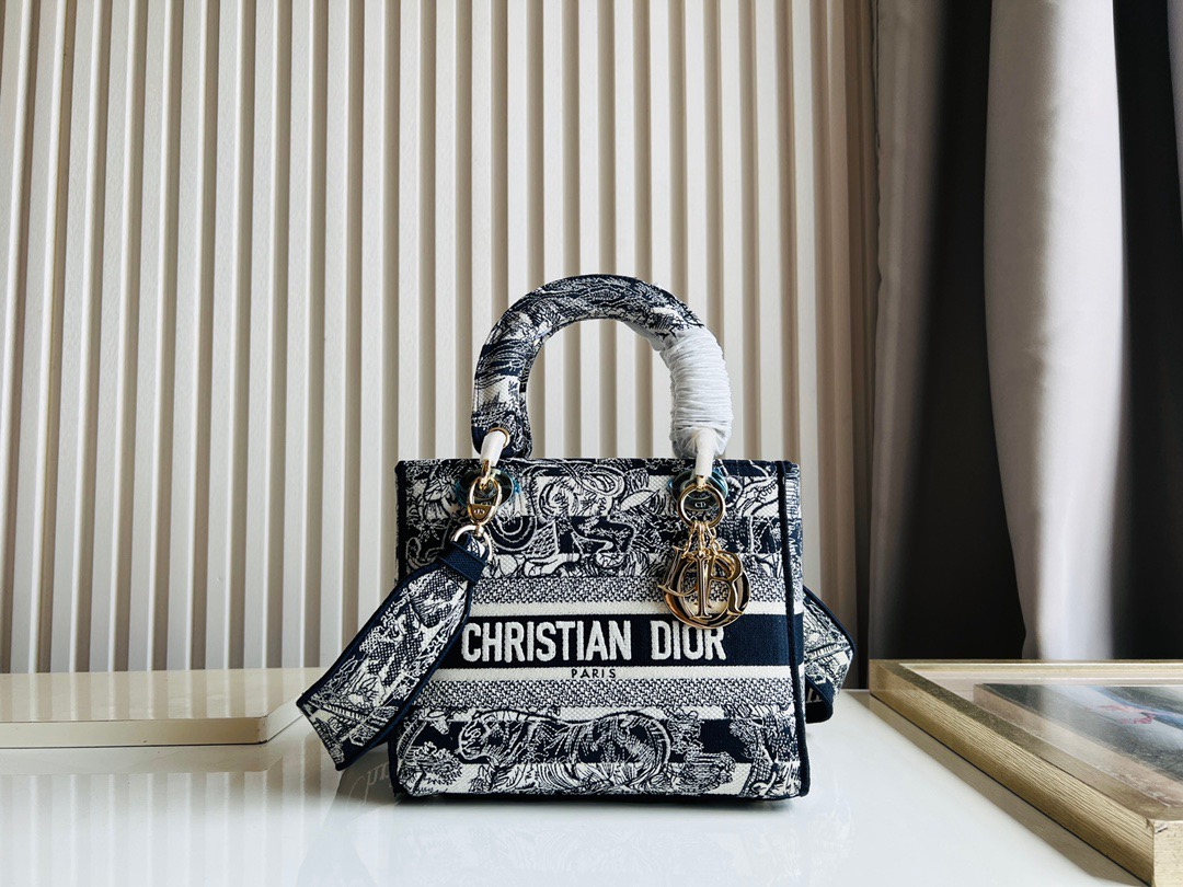 DIOR LADY D-LITE Handbag can support custom names