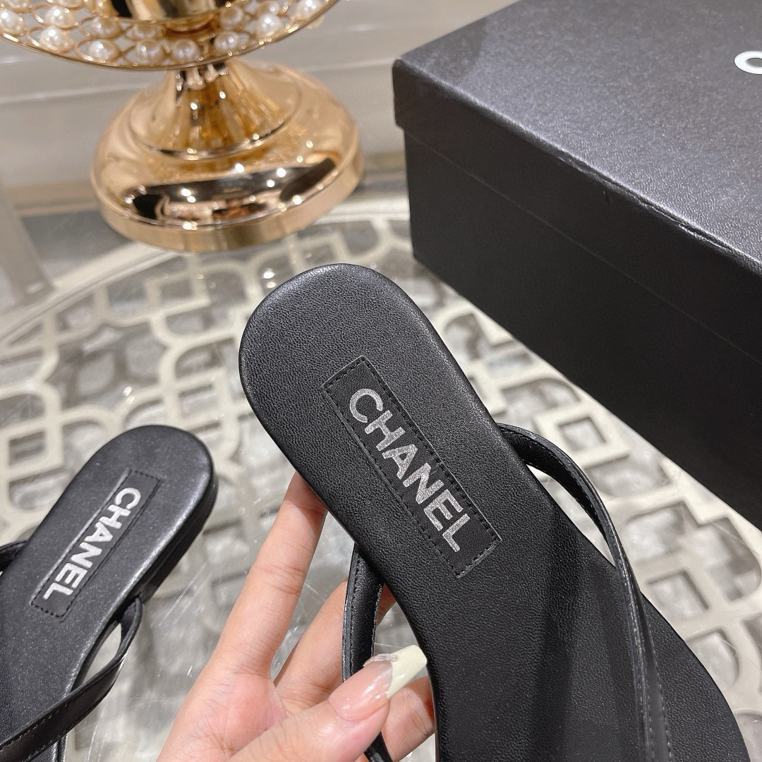 CHANEL Flip flops