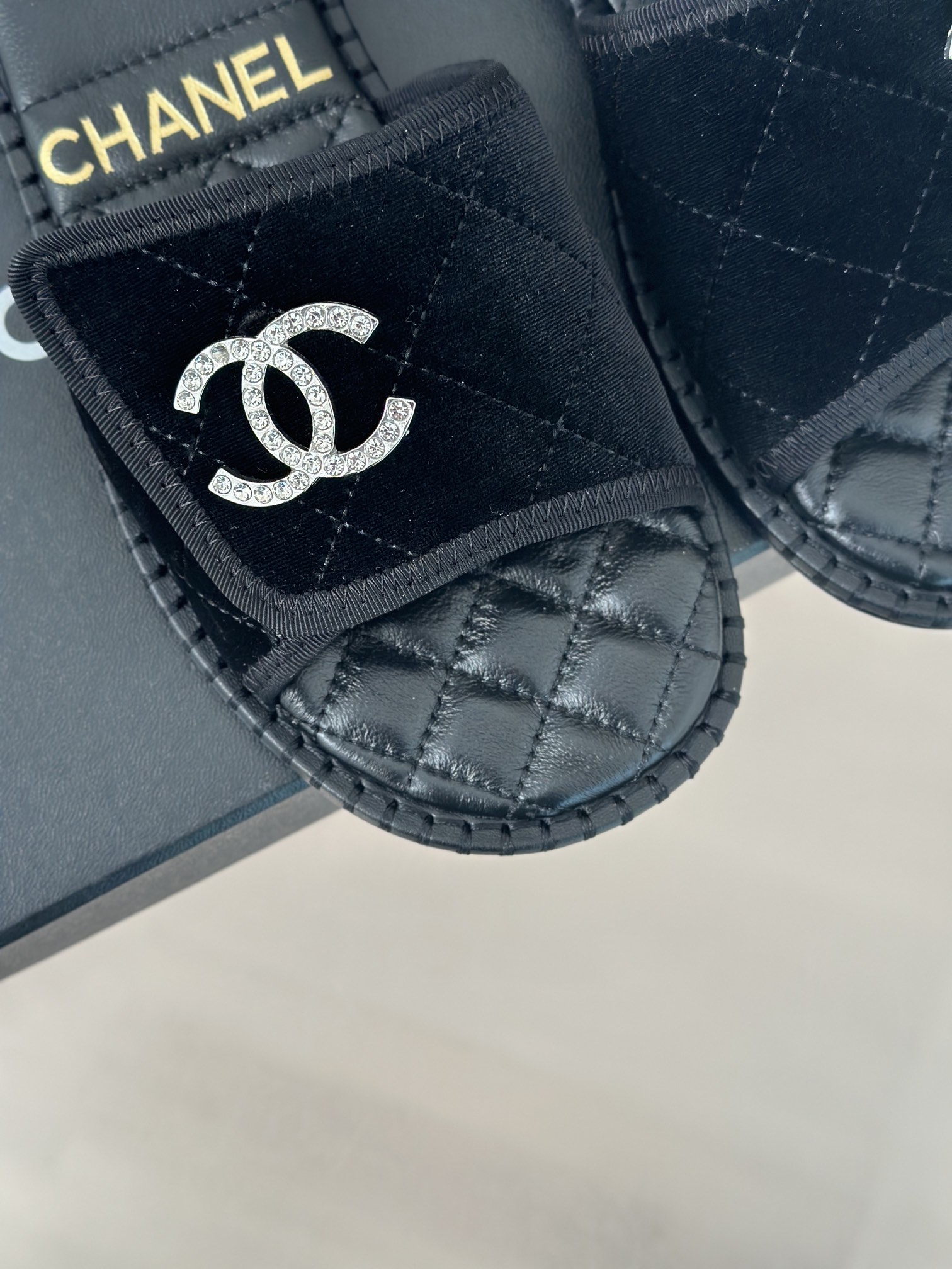 CHANEL SLIDES