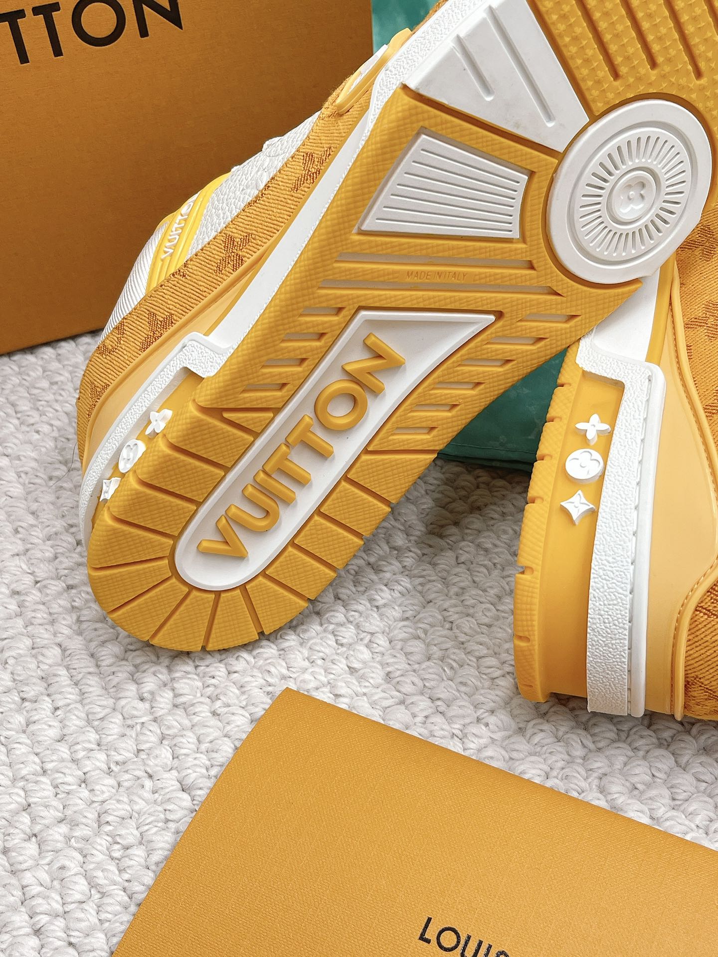 LOUIS VUITTON SNEAKERS