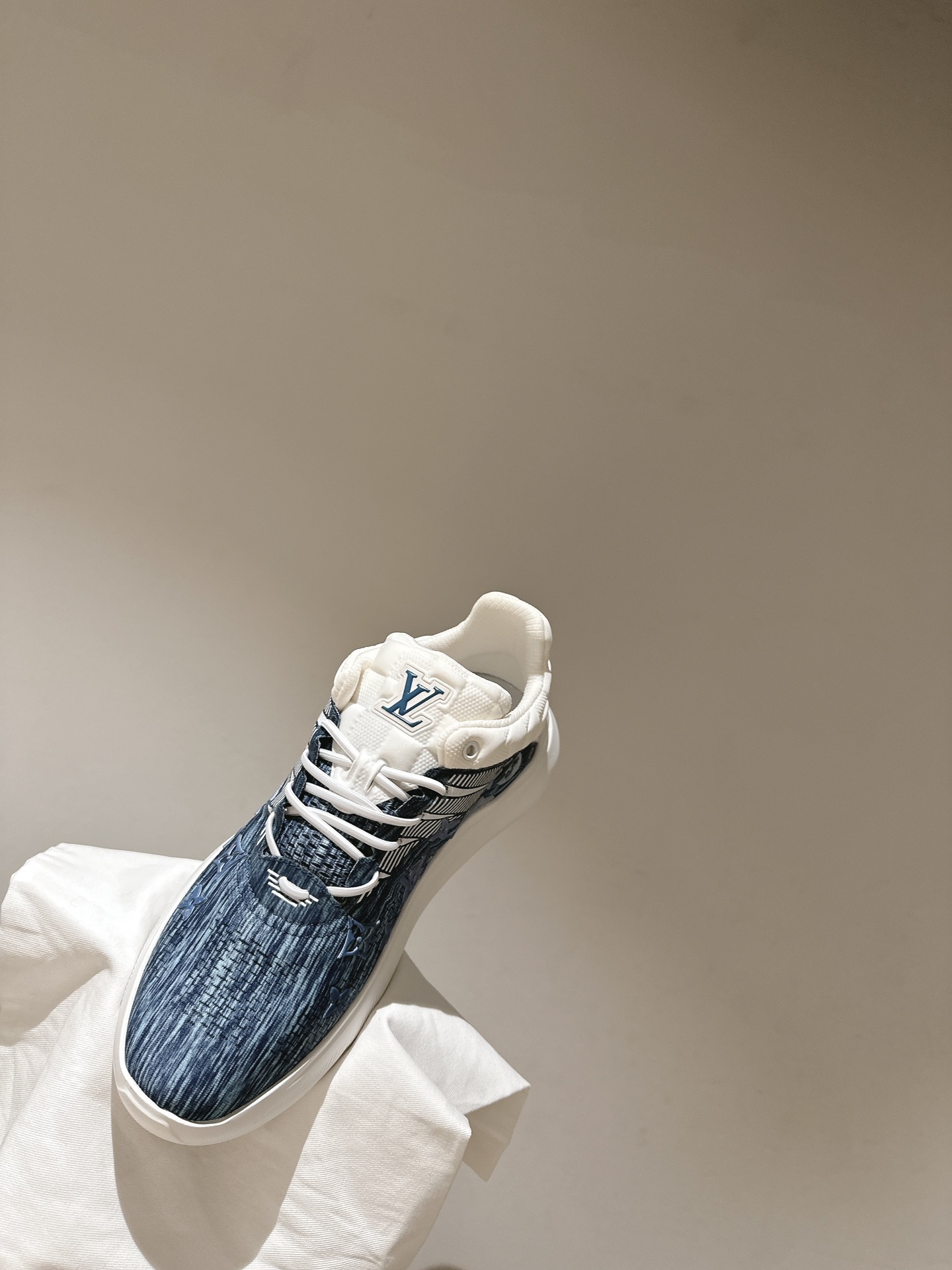 LOUIS VUITTON SNEAKERS