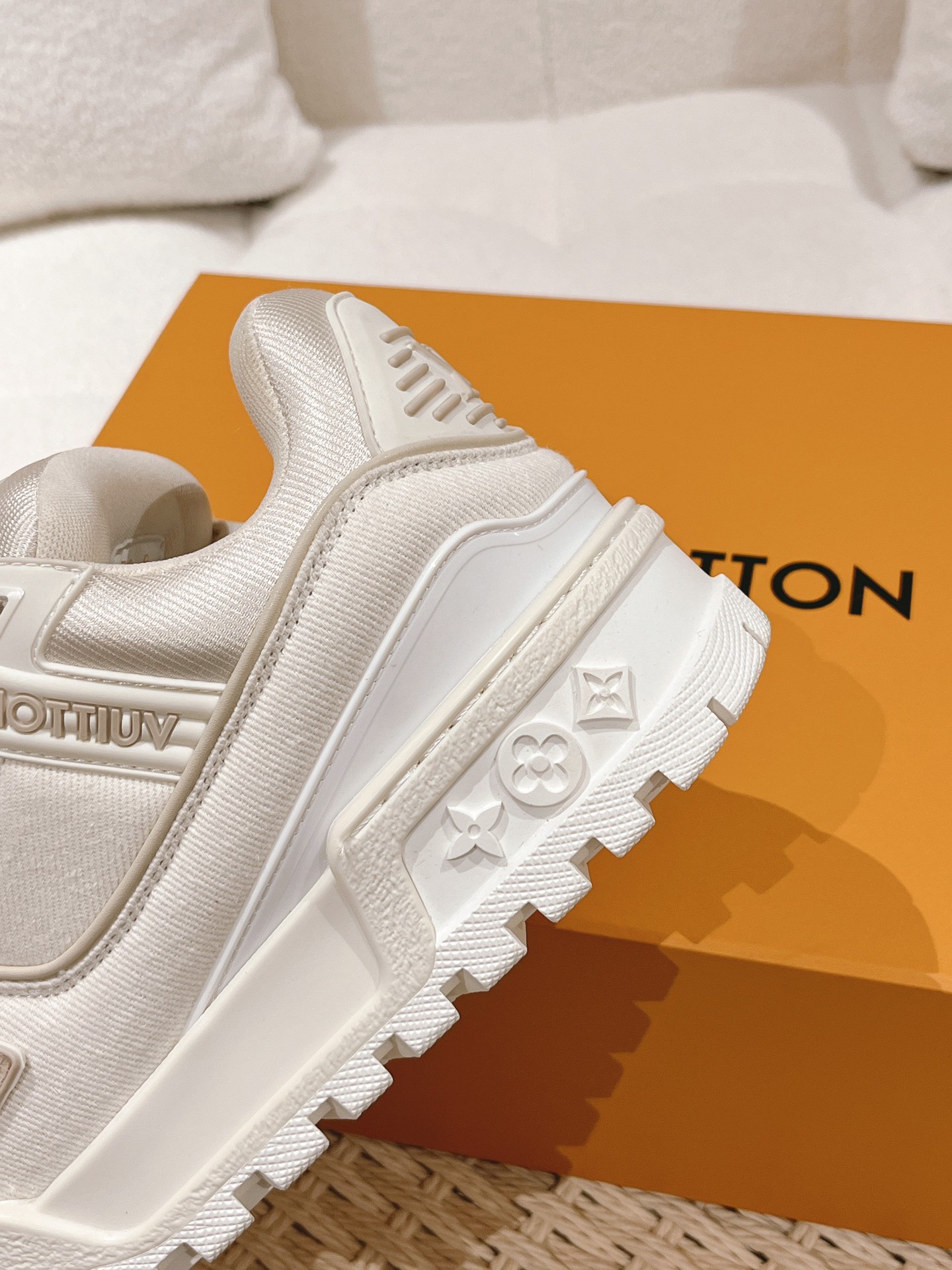 LOUIS VUITTON SNEAKERS