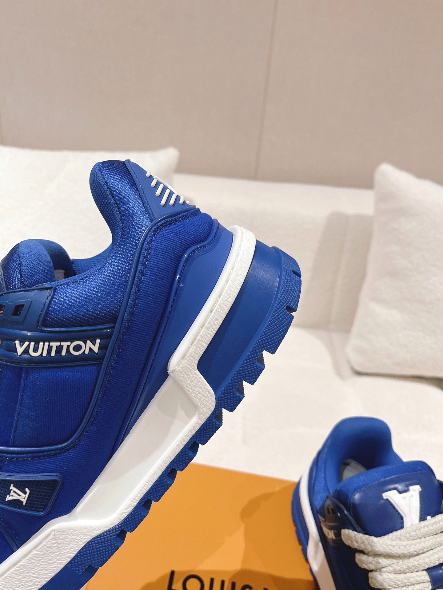 LOUIS VUITTON SNEAKERS