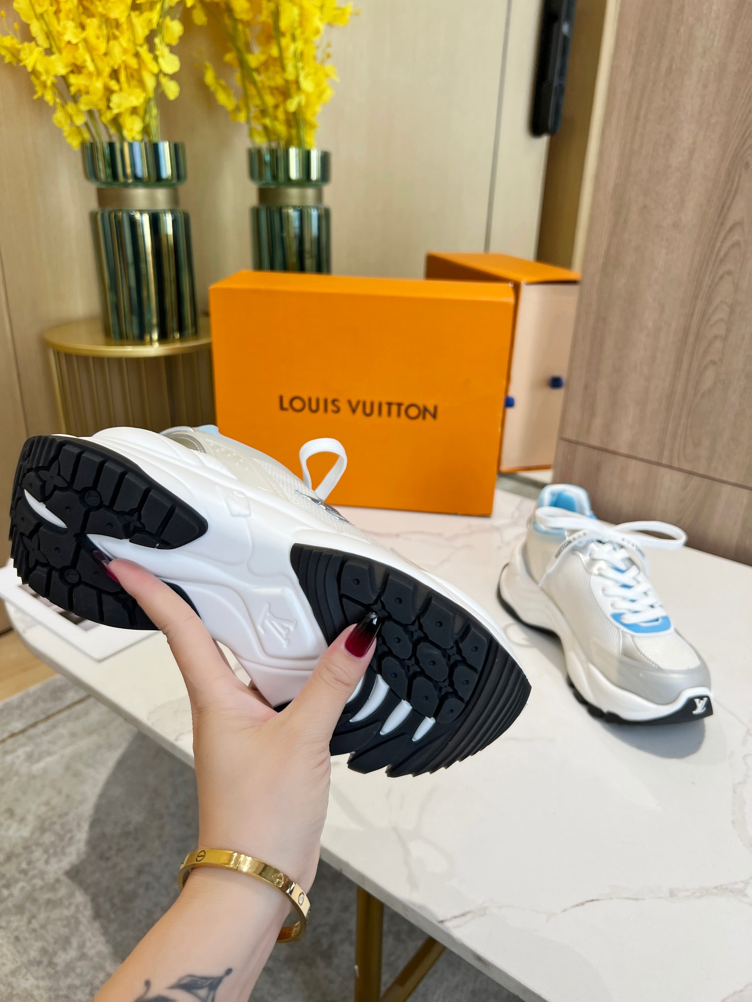 LOUIS VUITTON SNEAKERS