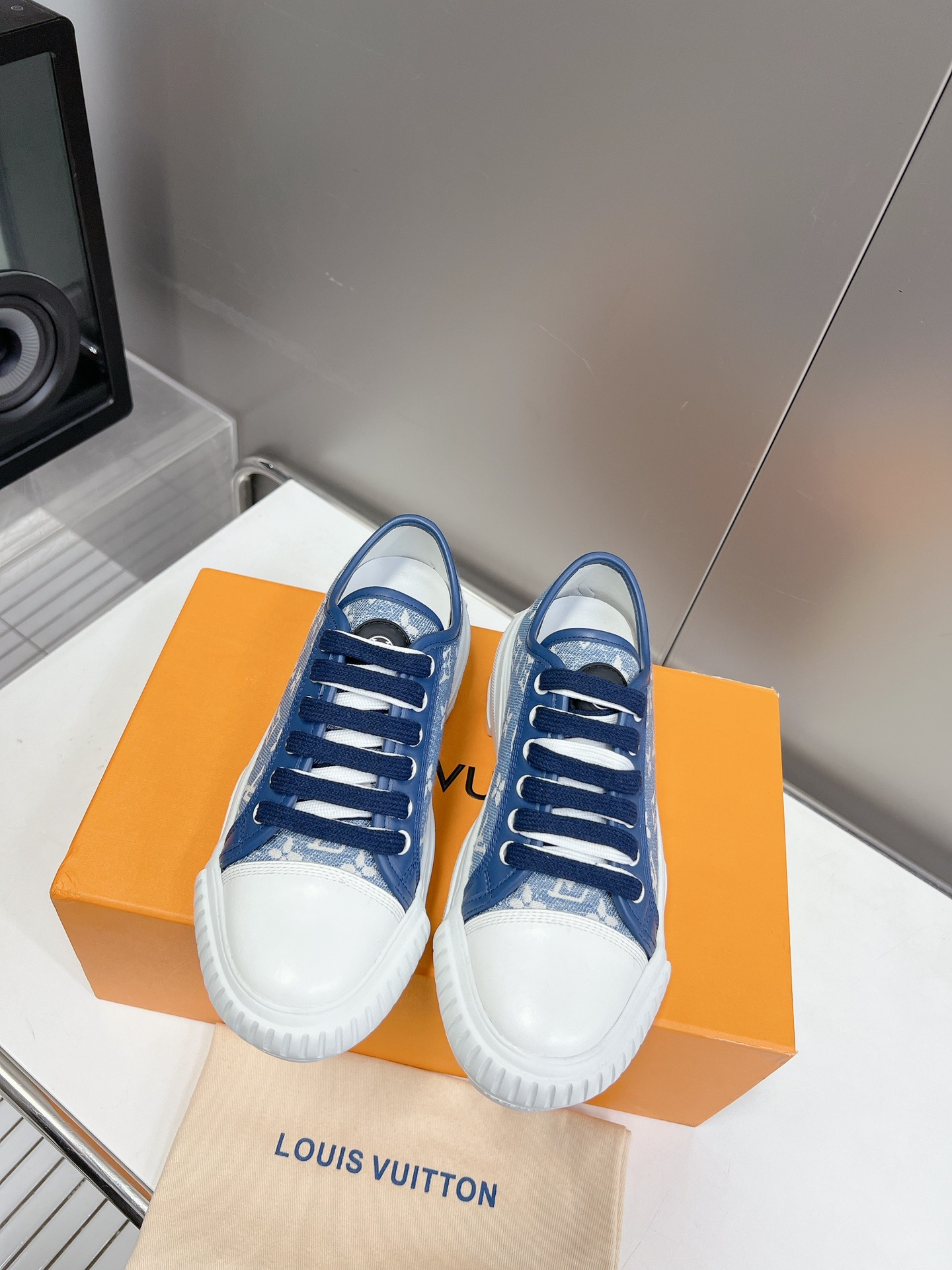 LOUIS VUITTON SNEAKERS