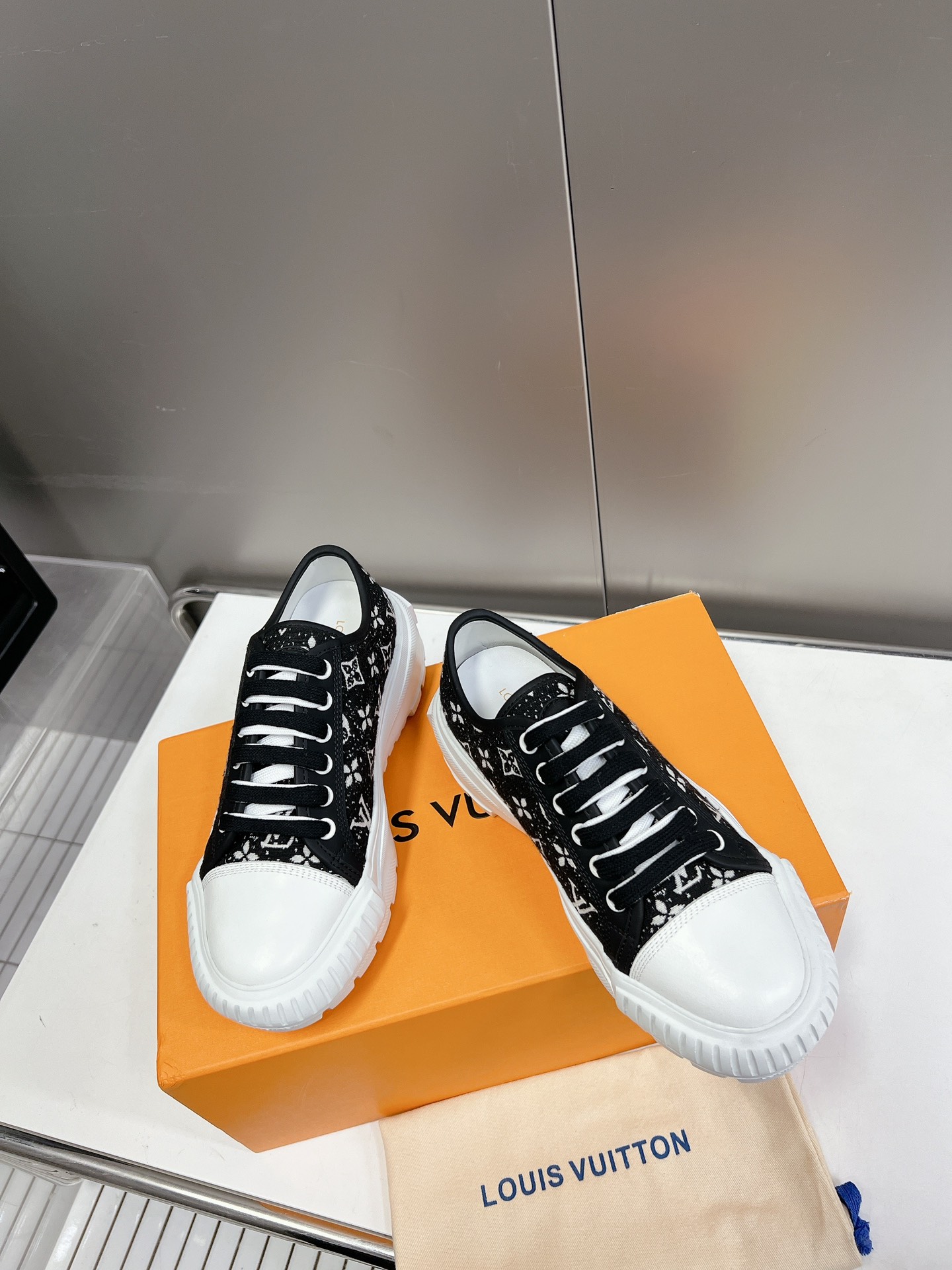 LOUIS VUITTON SNEAKERS