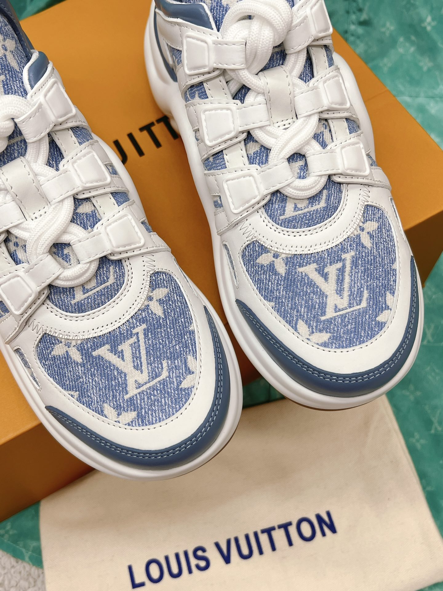 LOUIS VUITTON SNEAKERS