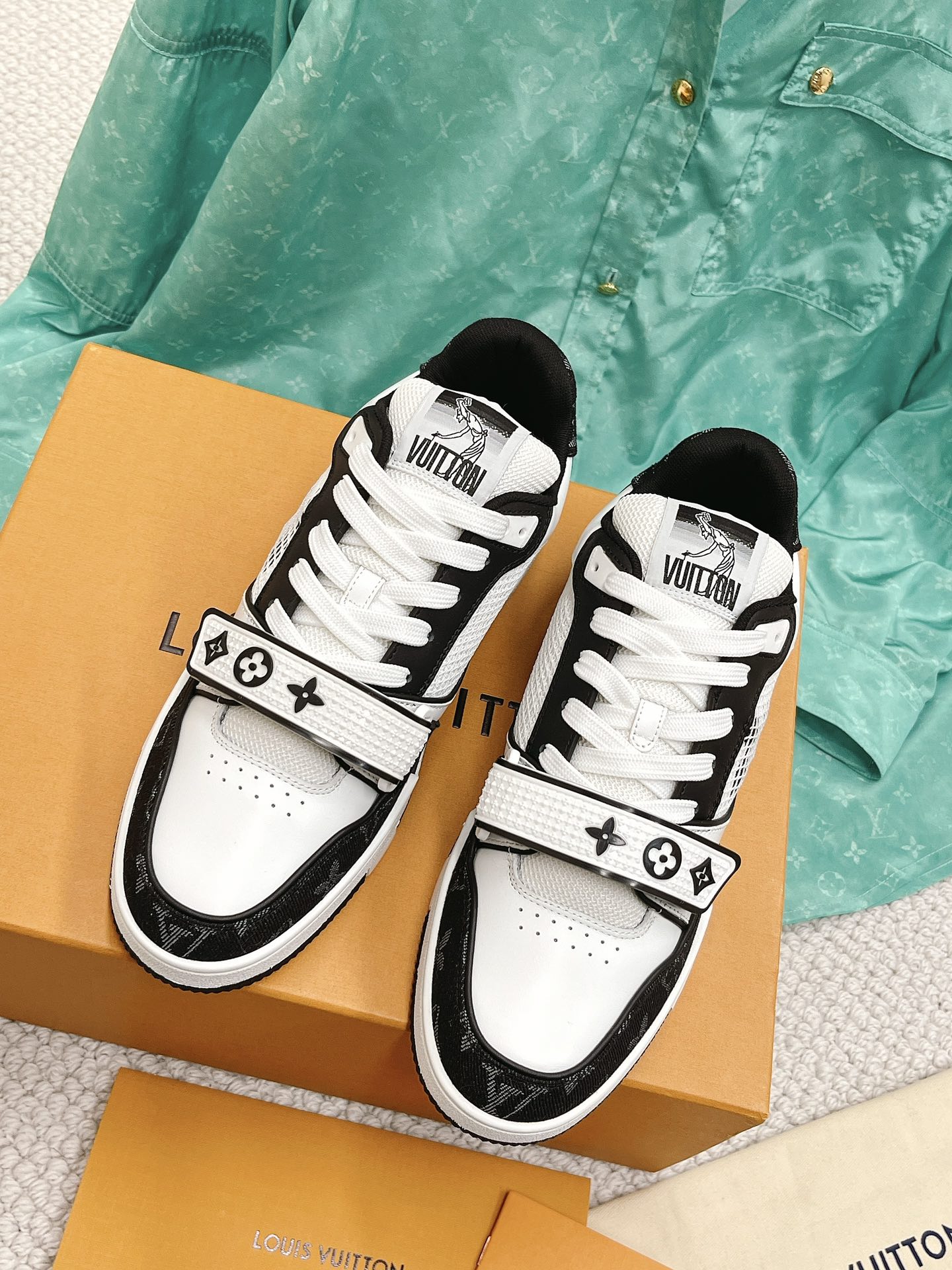 LOUIS VUITTON SNEAKERS