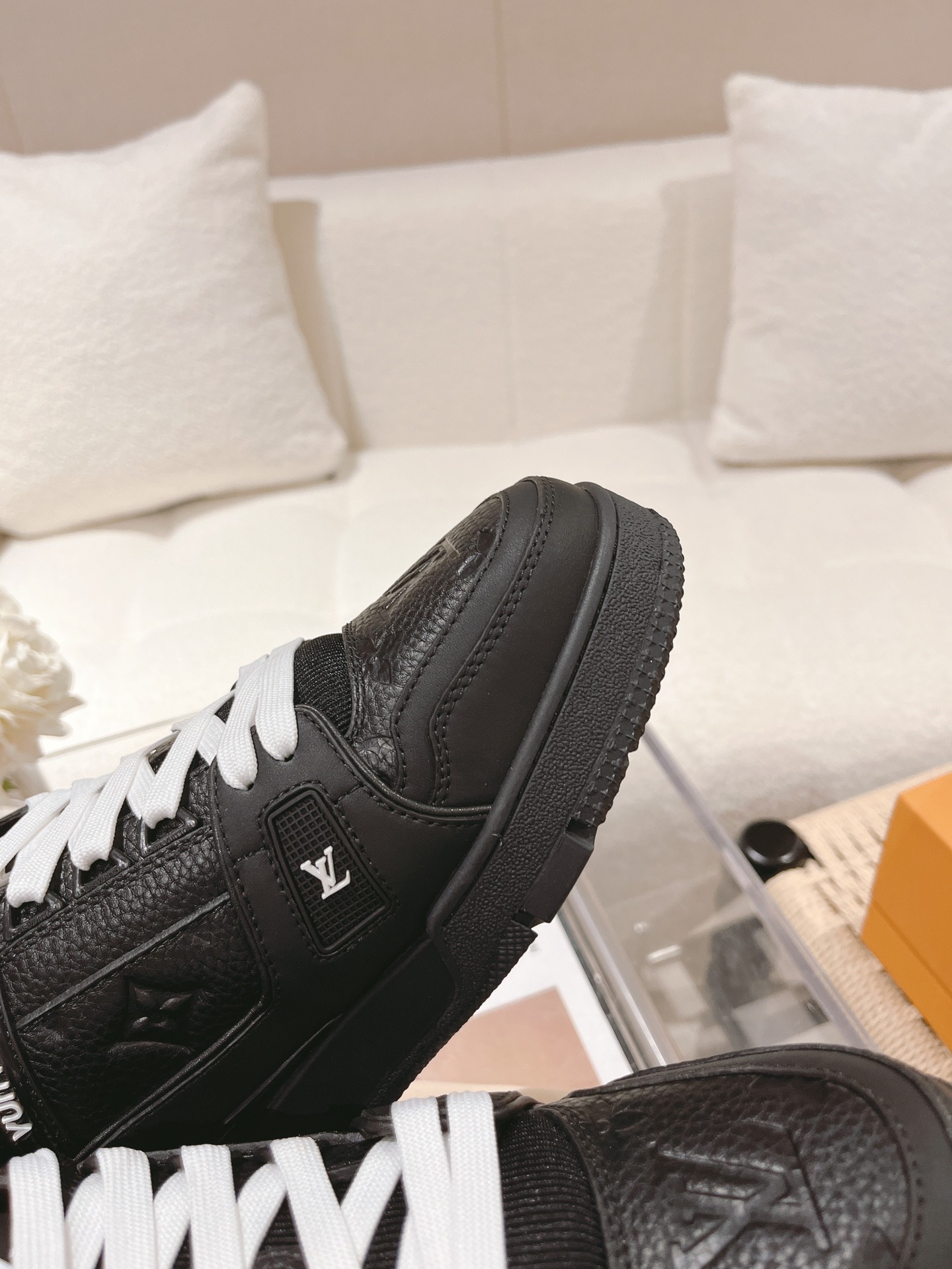 LOUIS VUITTON SNEAKERS