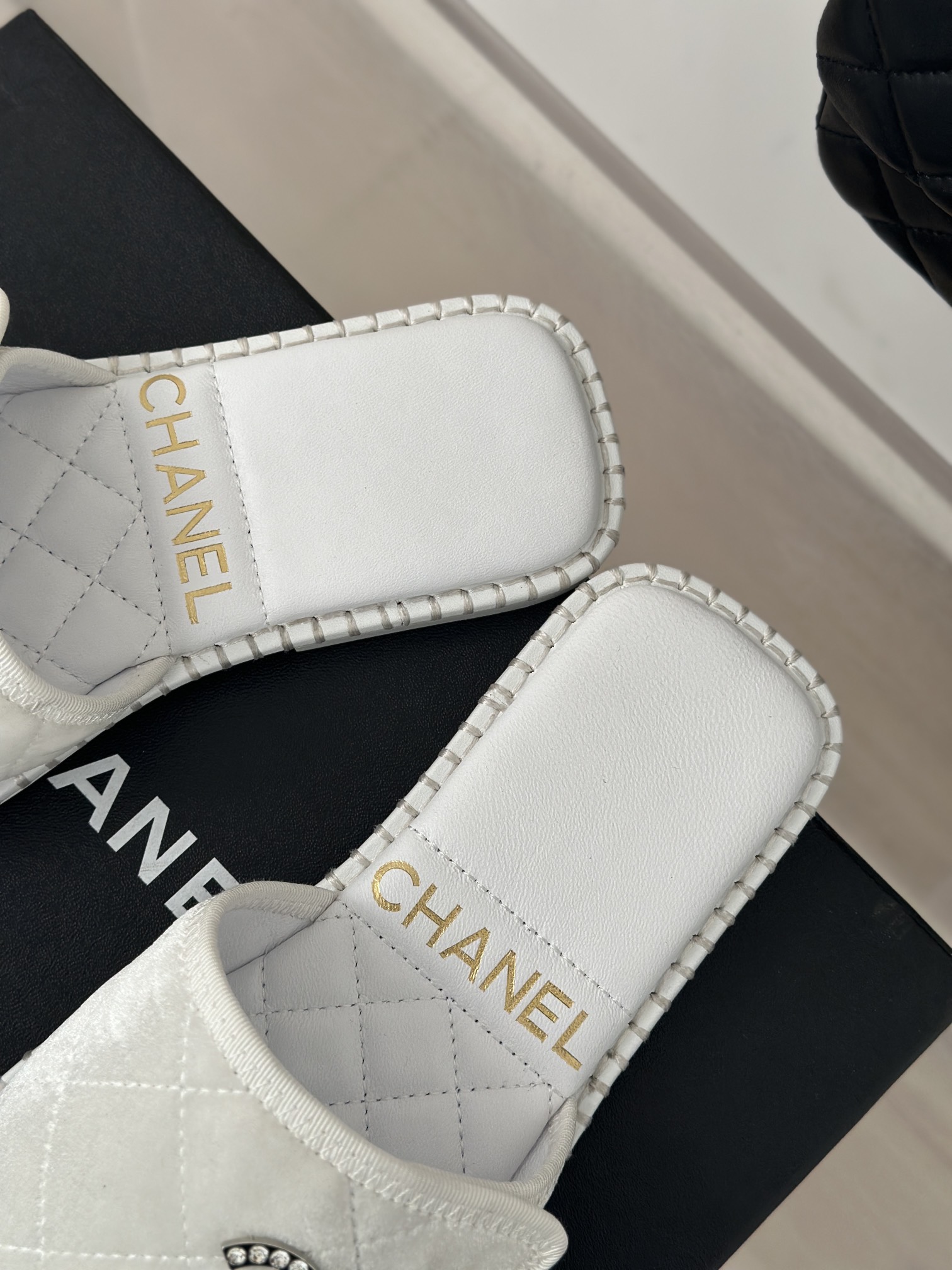 CHANEL SLIDES