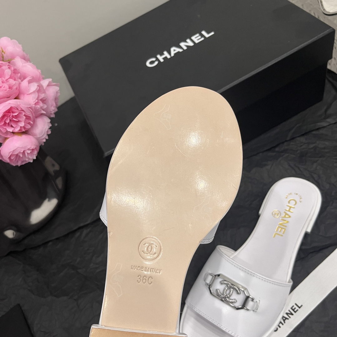 CHANEL SLIDES