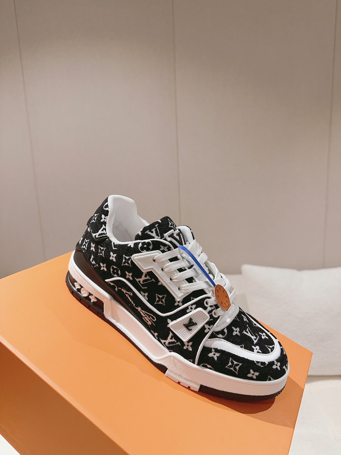 LOUIS VUITTON SNEAKERS