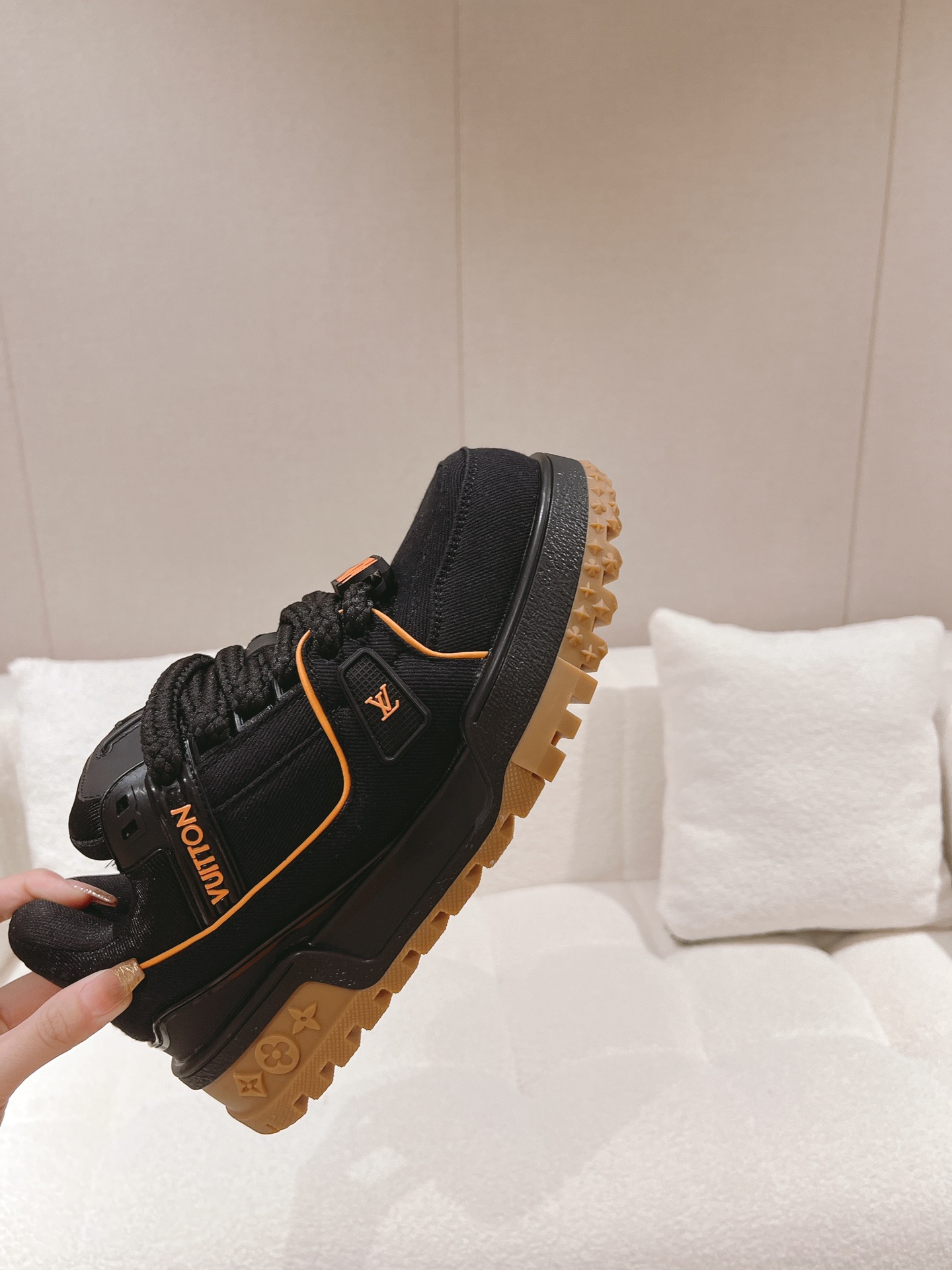 LOUIS VUITTON SNEAKERS