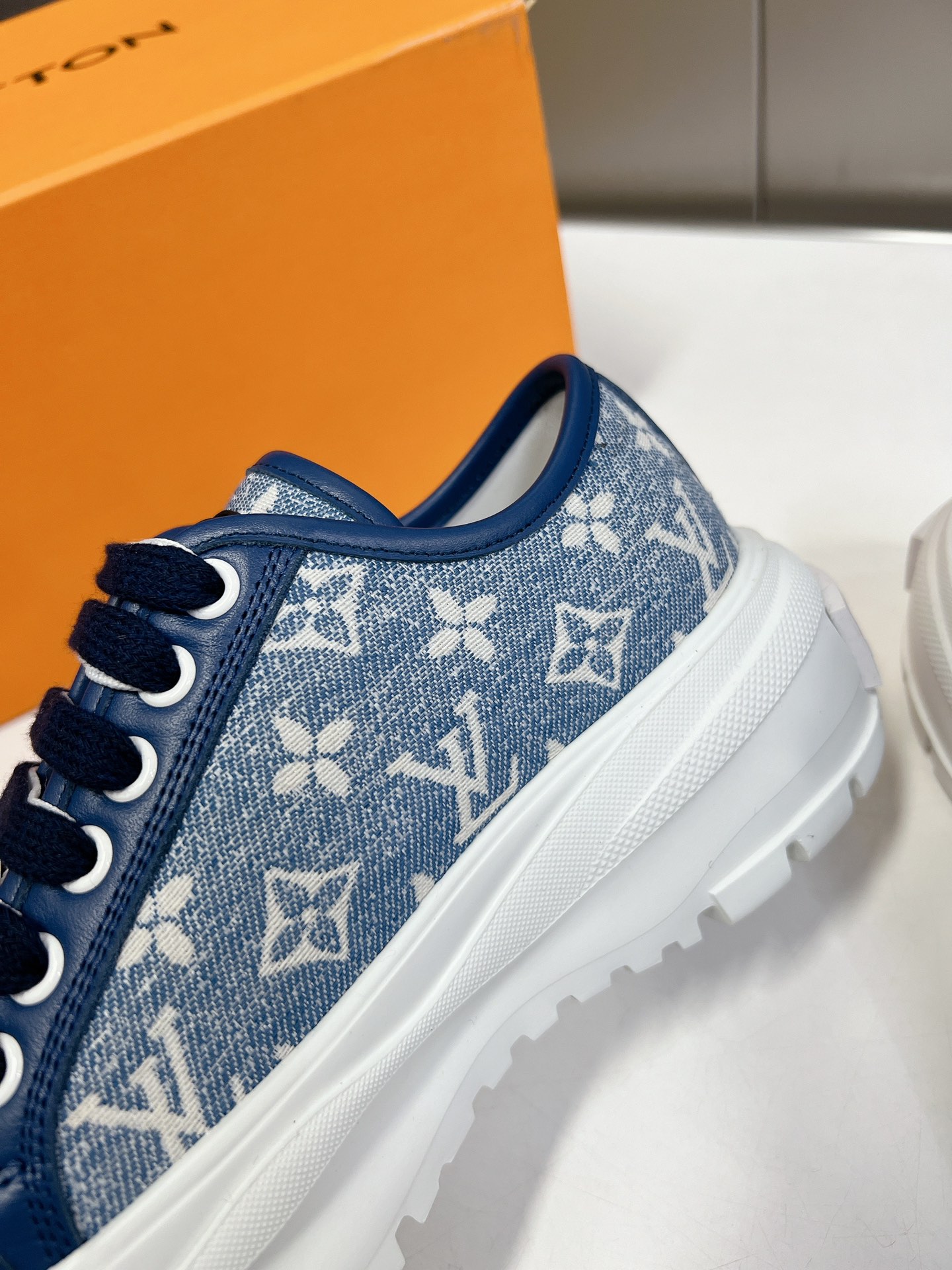 LOUIS VUITTON SNEAKERS