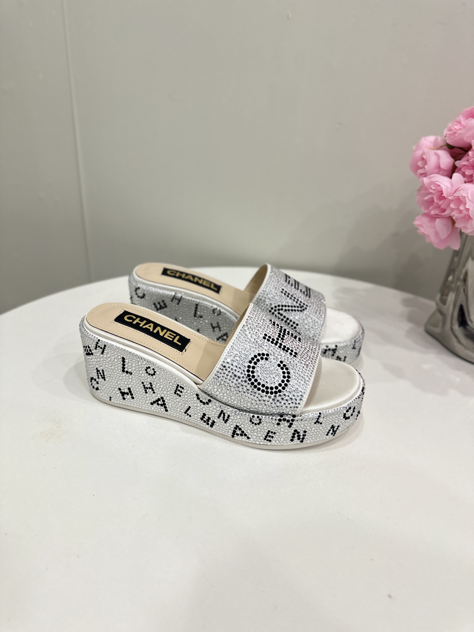 CHANEL SLIDES