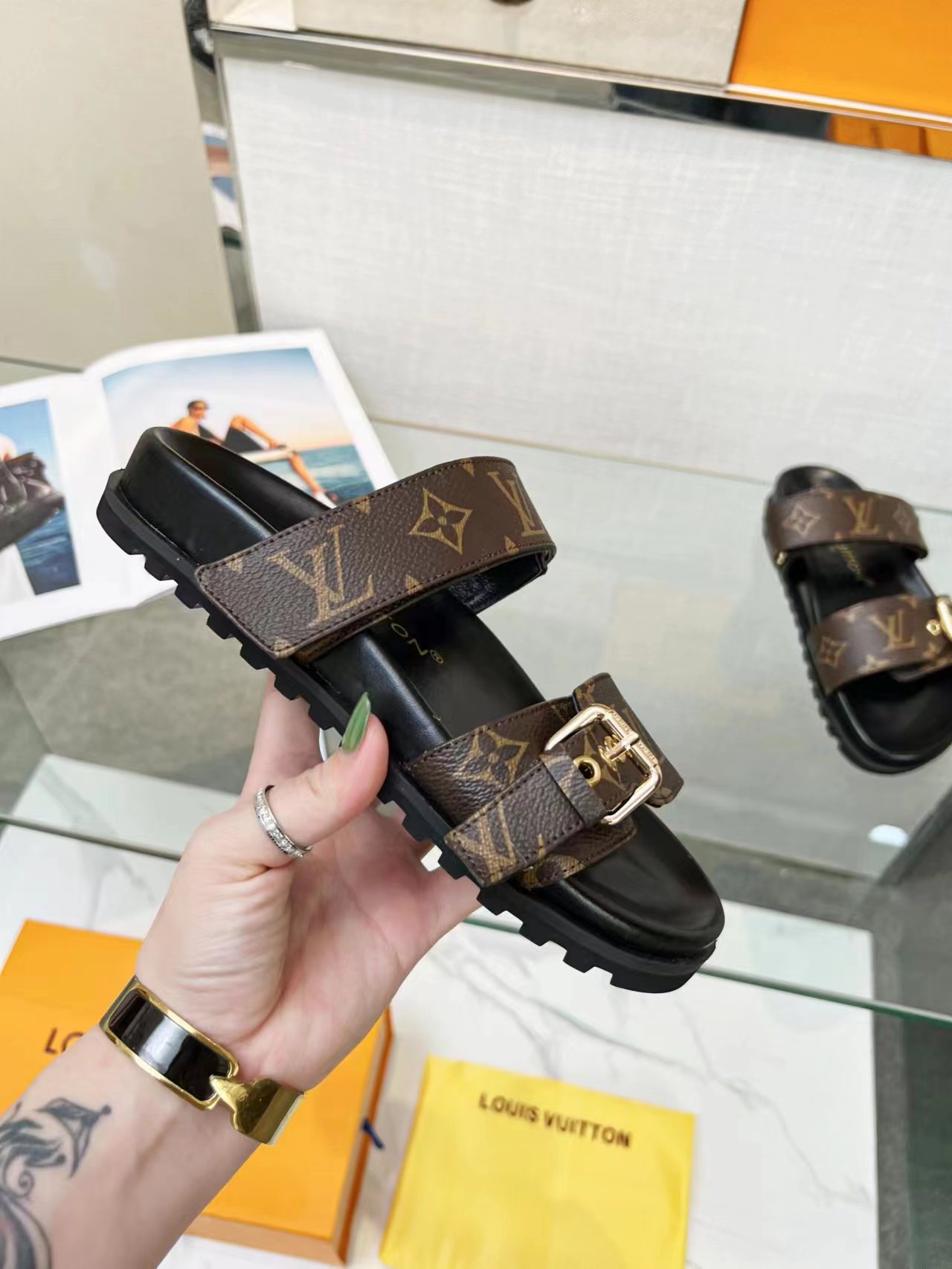 Louis Vuitton latest presbyopia logo slippers