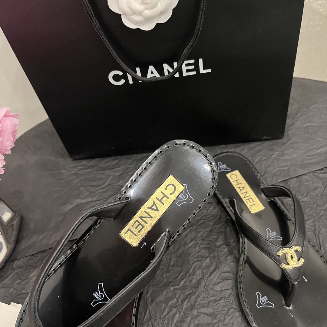 CHANEL SLIDES