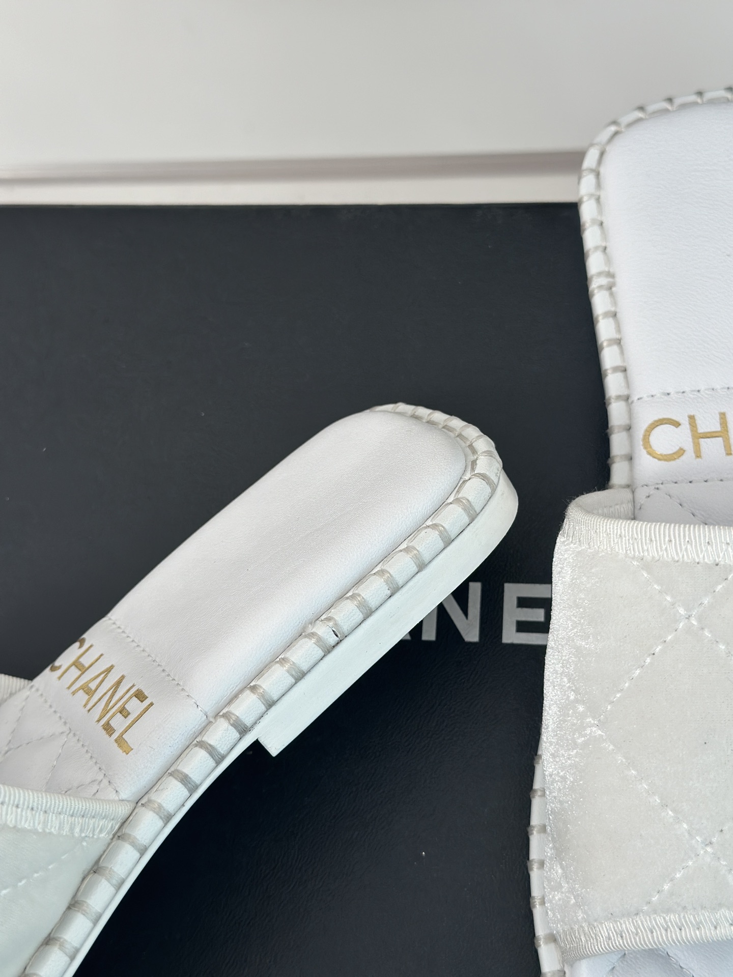 CHANEL SLIDES