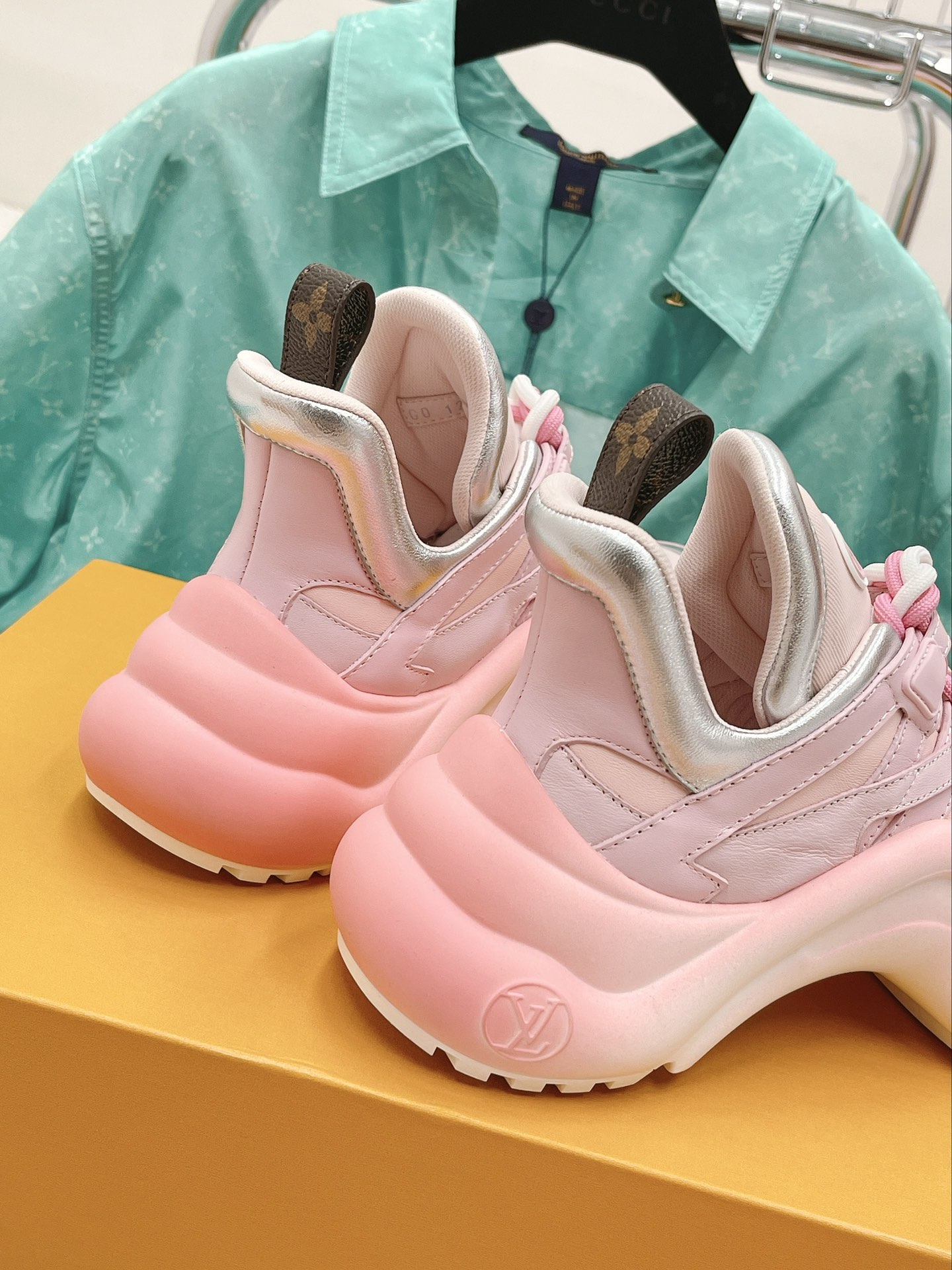 LOUIS VUITTON SNEAKERS