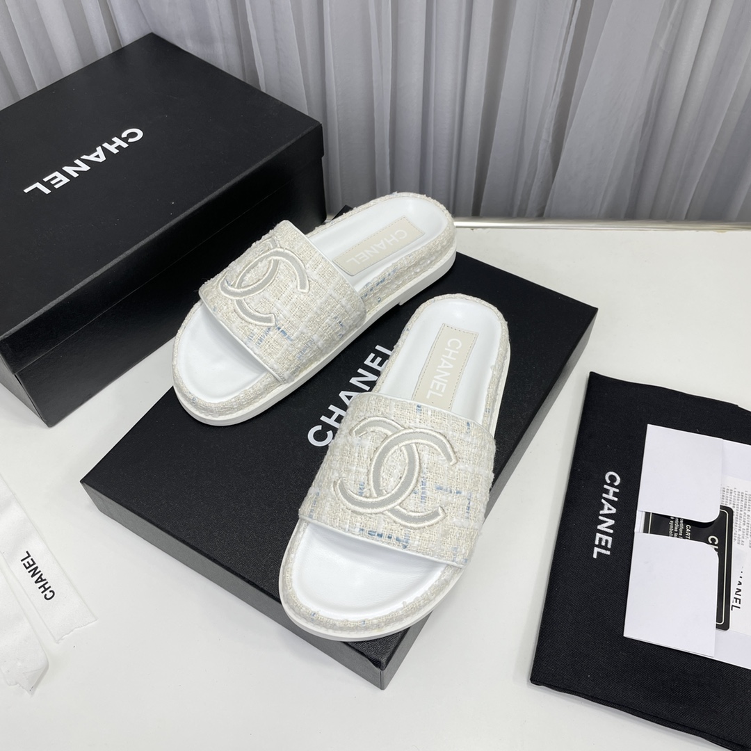 CHANEL SLIDES