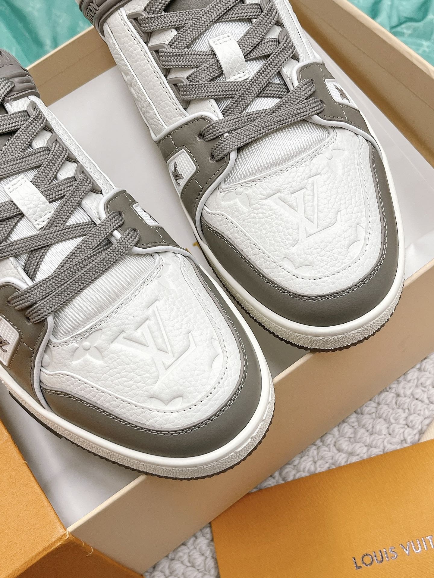 LOUIS VUITTON SNEAKERS