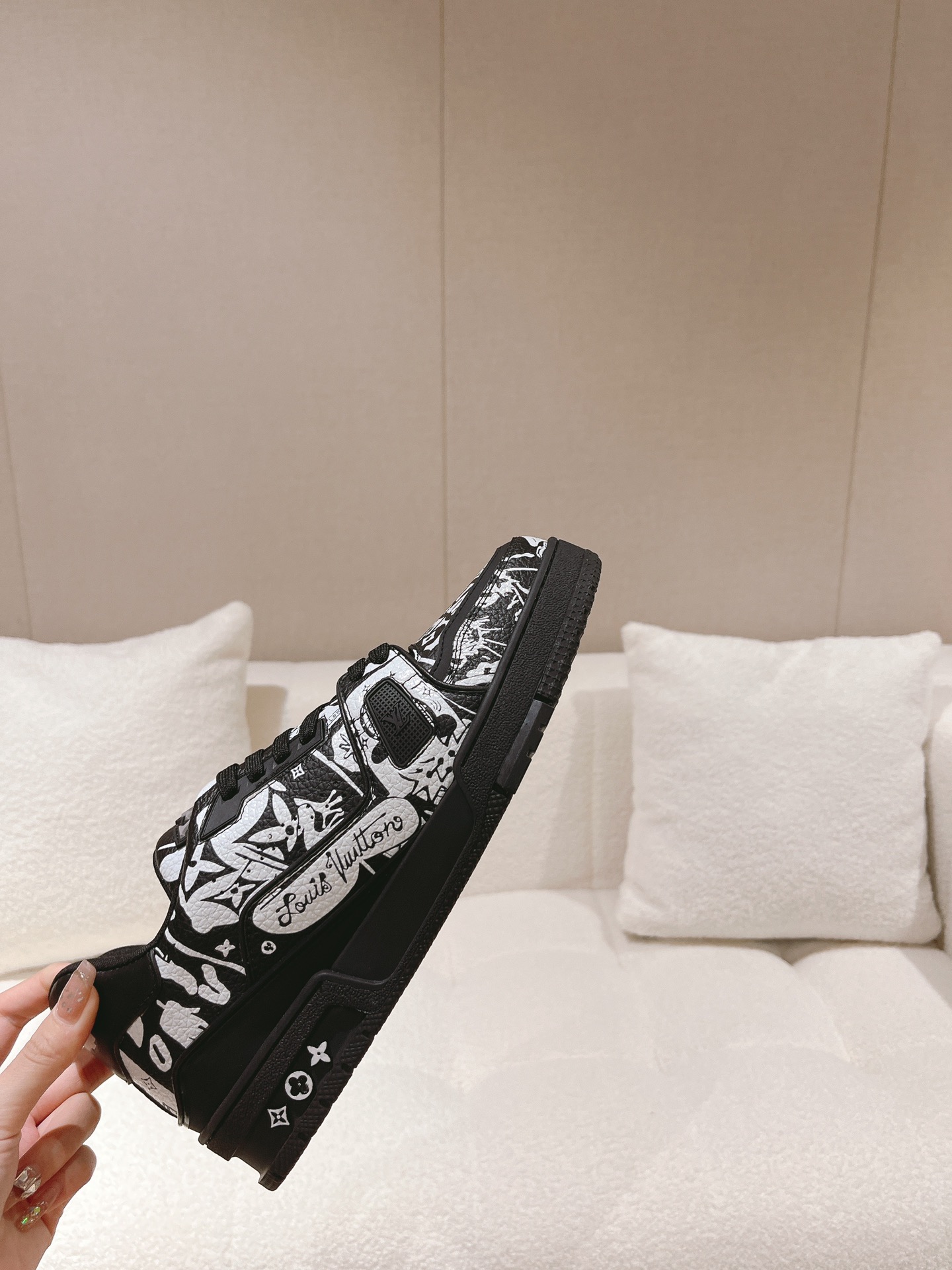 LOUIS VUITTON SNEAKERS