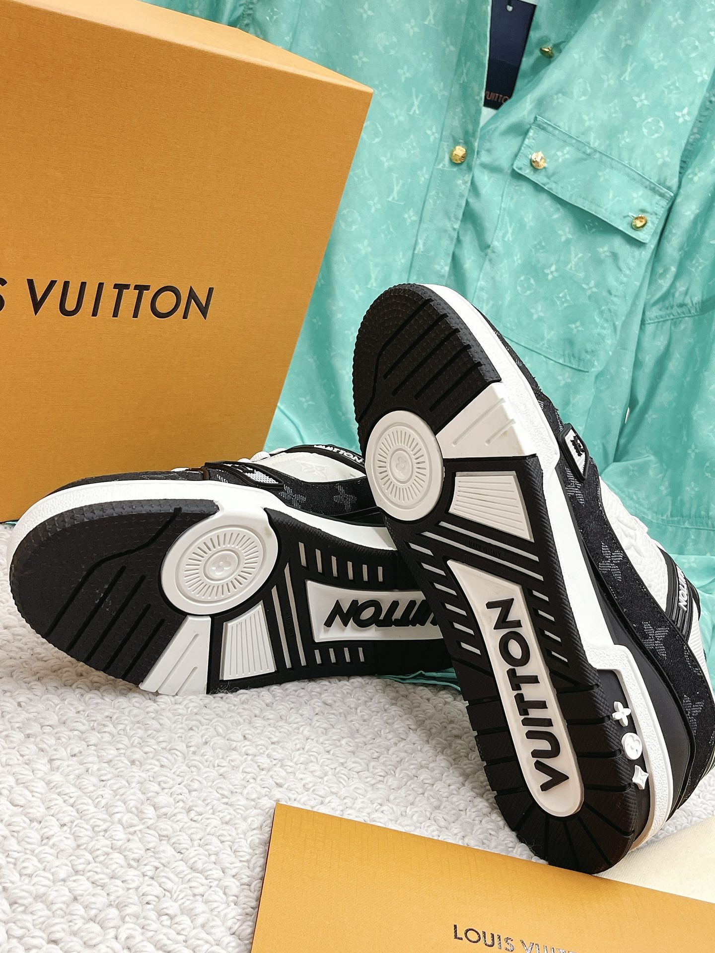 LOUIS VUITTON SNEAKERS