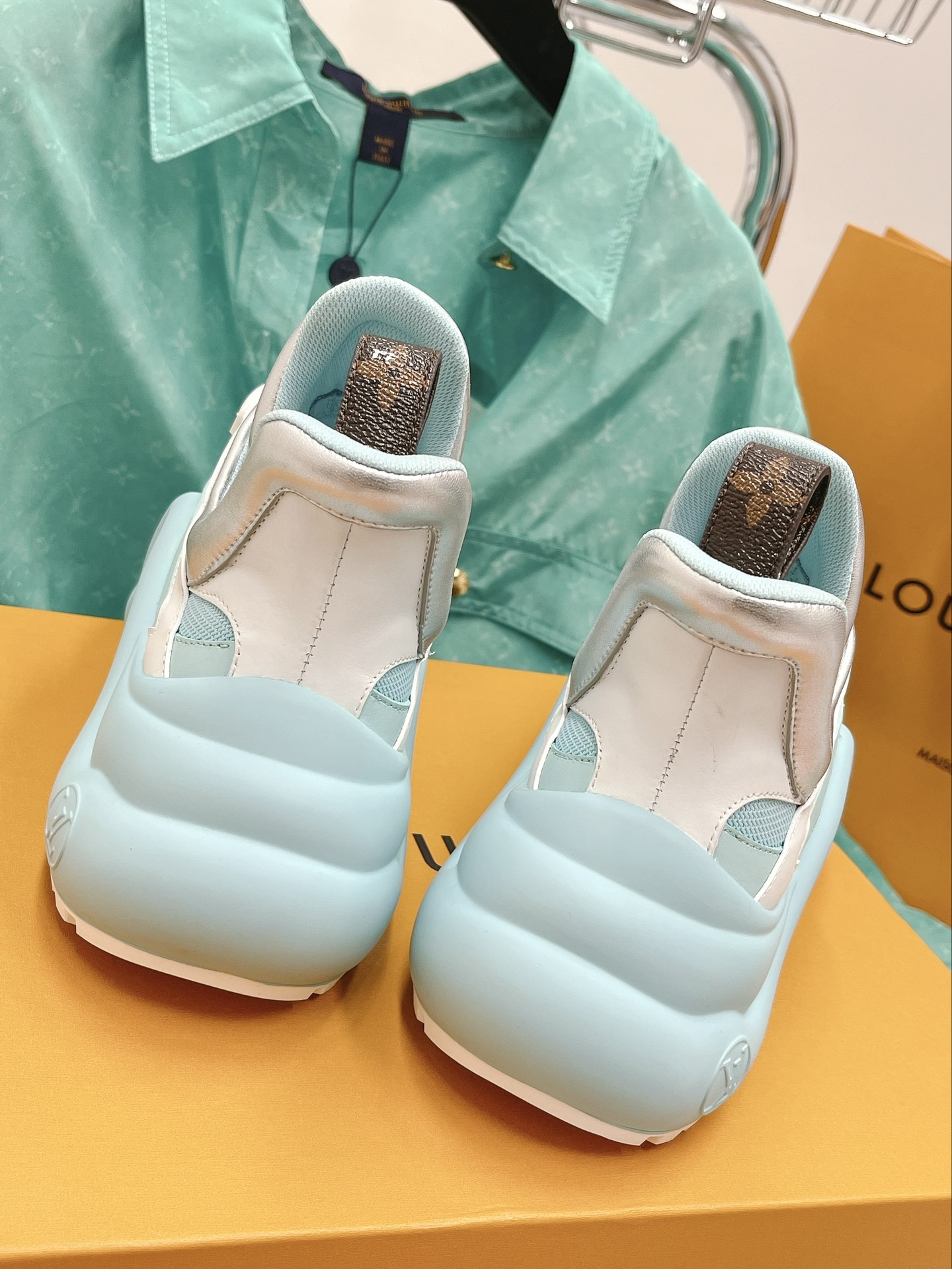 LOUIS VUITTON SNEAKERS