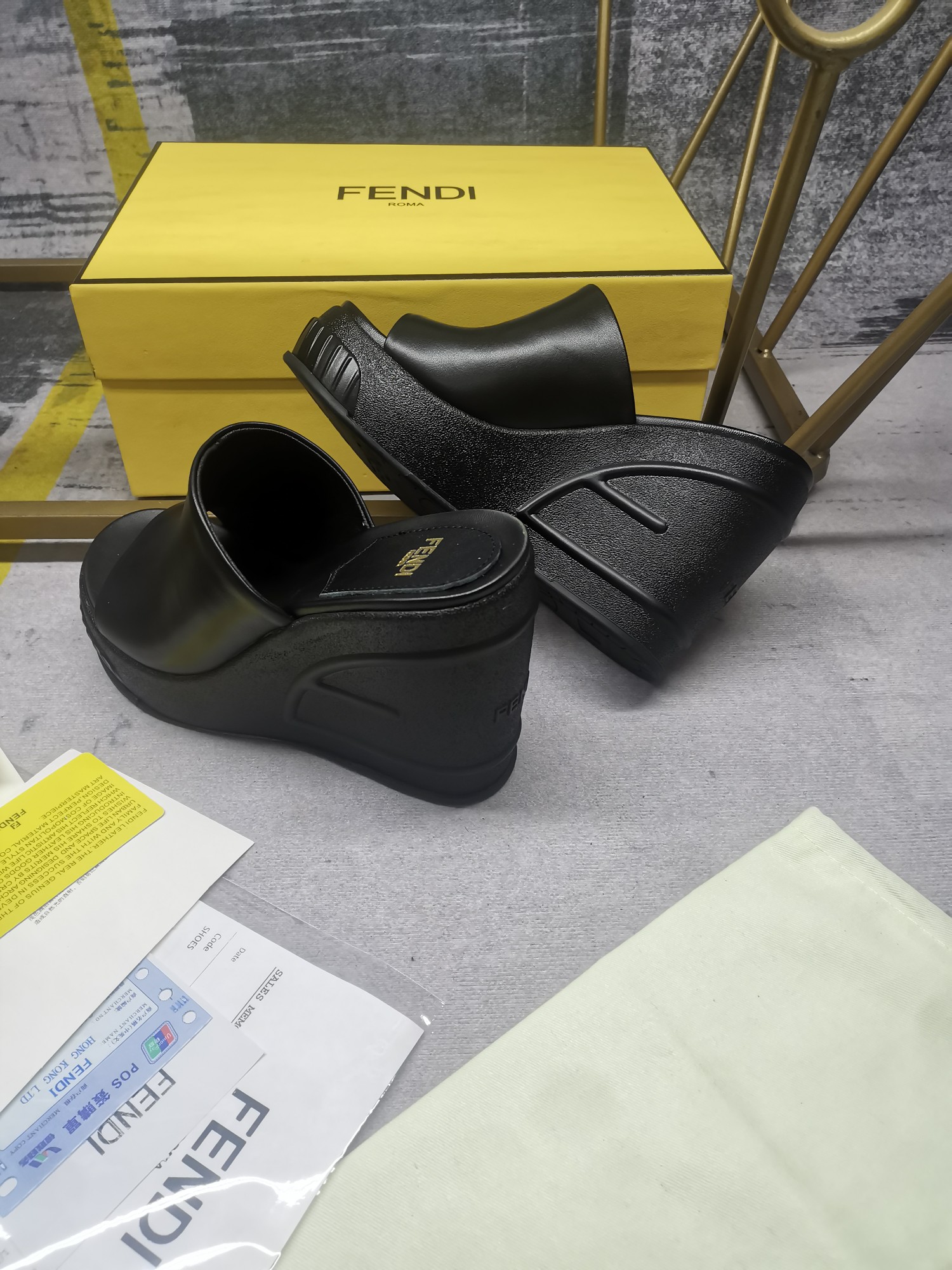 FENDI SLIDES