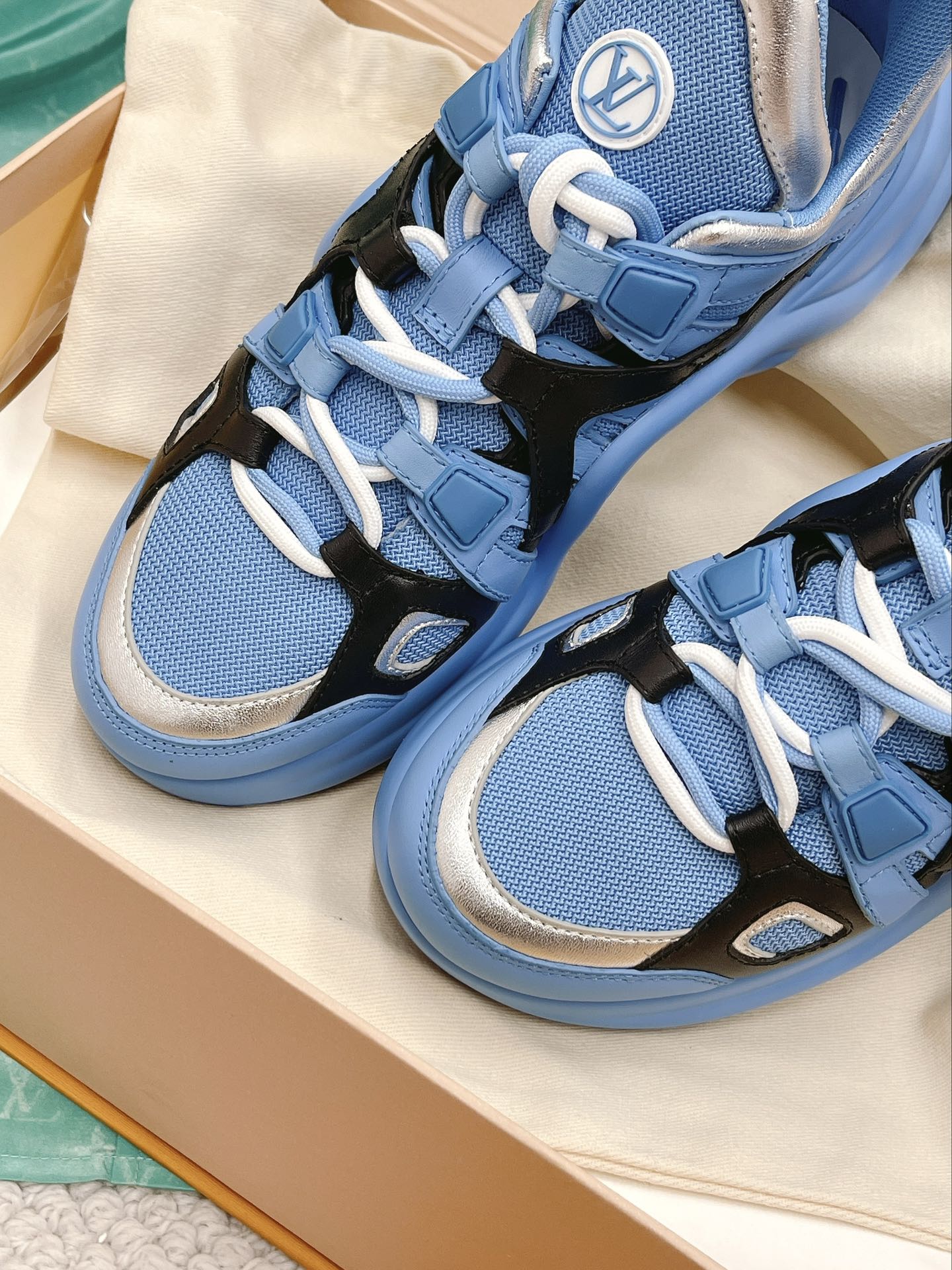 LOUIS VUITTON SNEAKERS