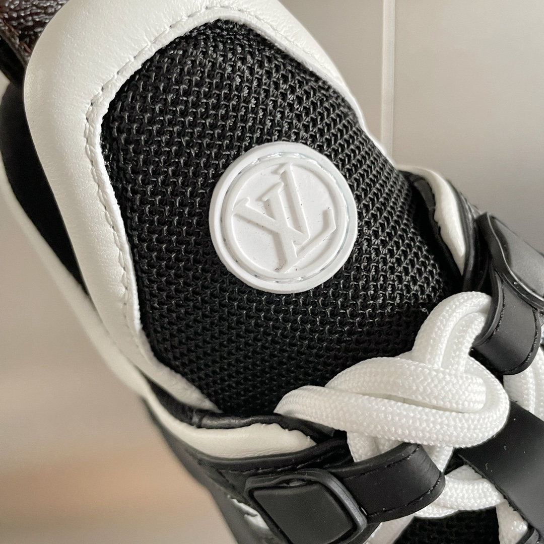 LOUIS VUITTON SNEAKERS