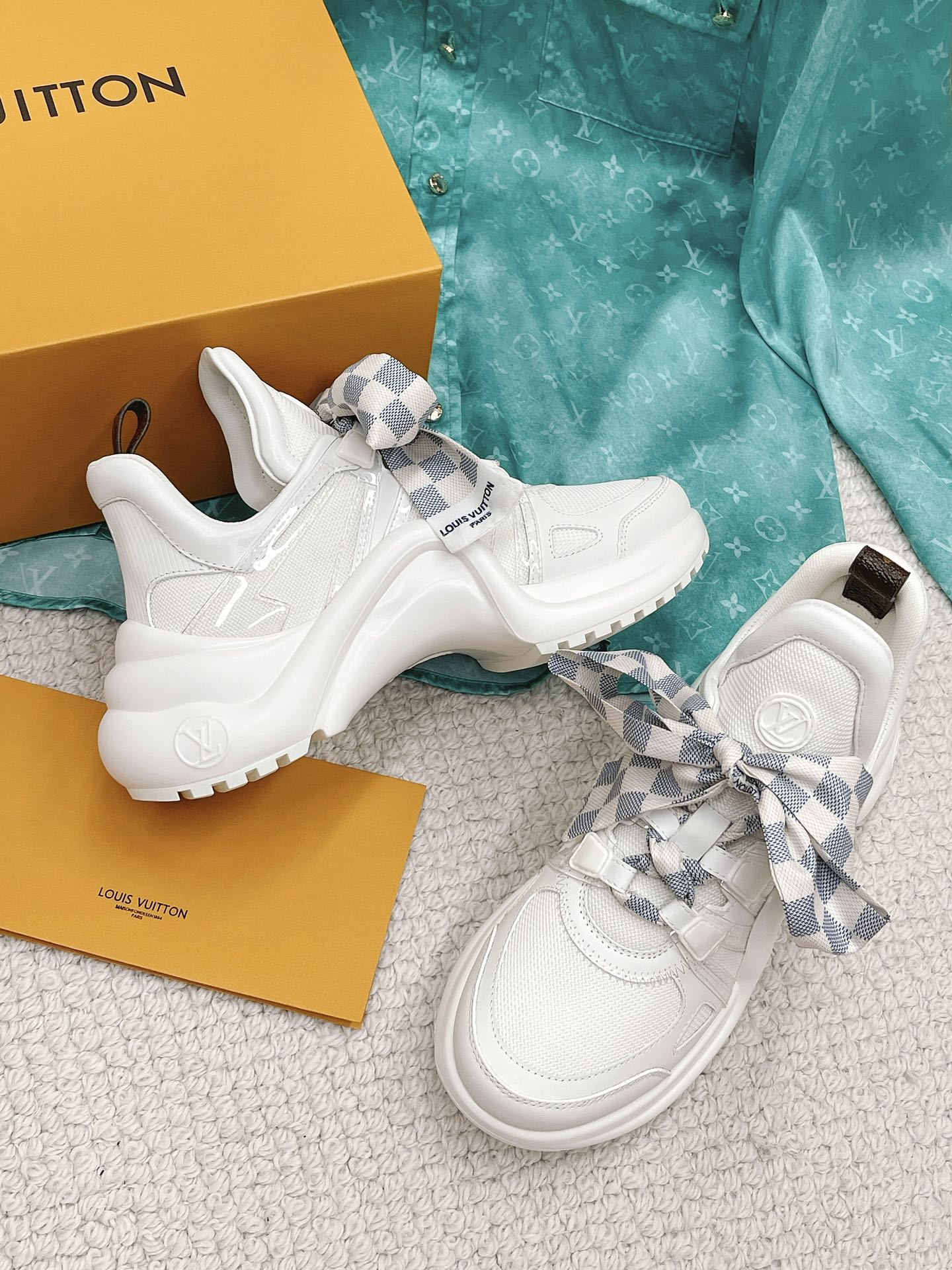 LOUIS VUITTON SNEAKERS
