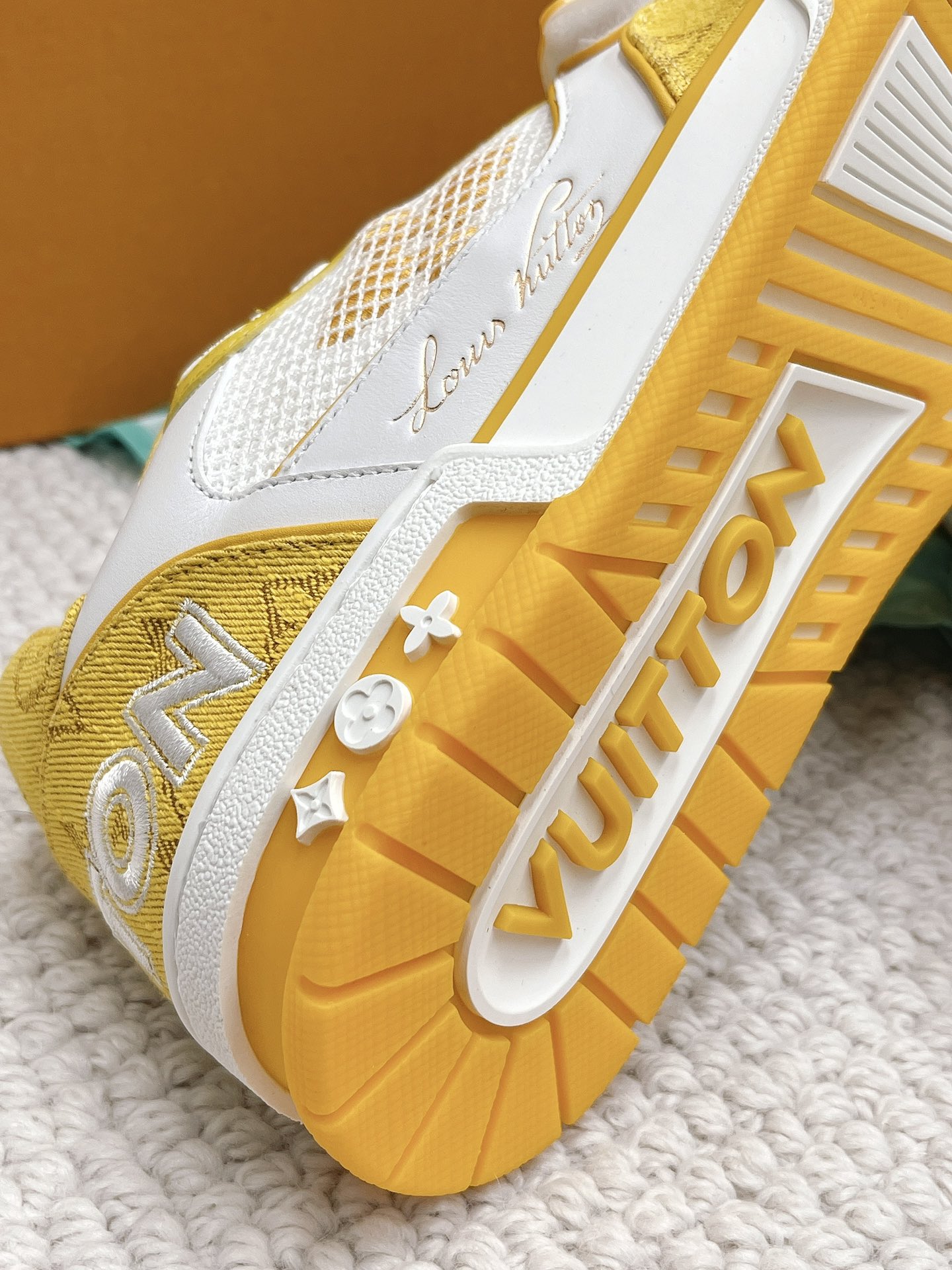 LOUIS VUITTON SNEAKERS