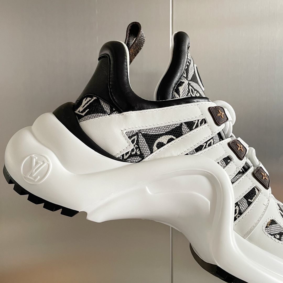 LOUIS VUITTON SNEAKERS