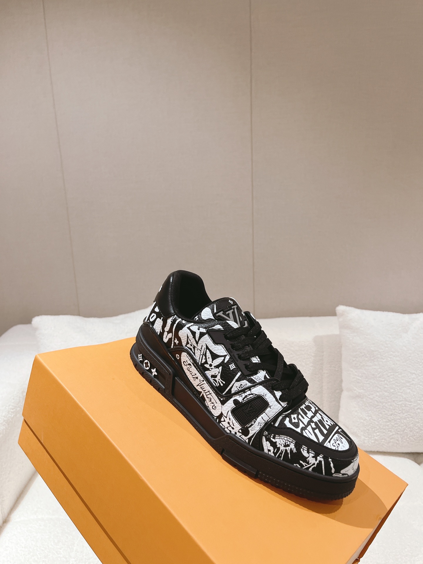 LOUIS VUITTON SNEAKERS