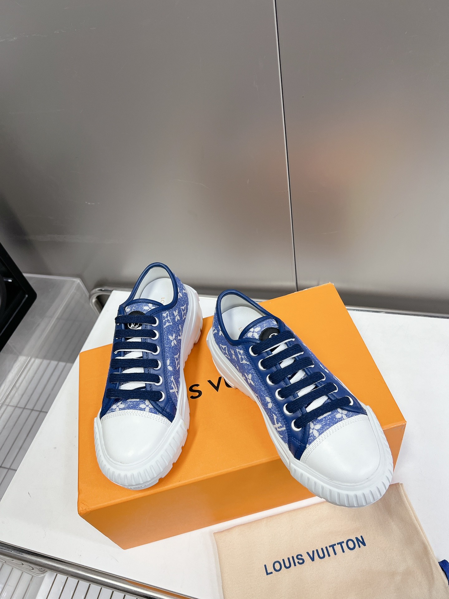 LOUIS VUITTON SNEAKERS